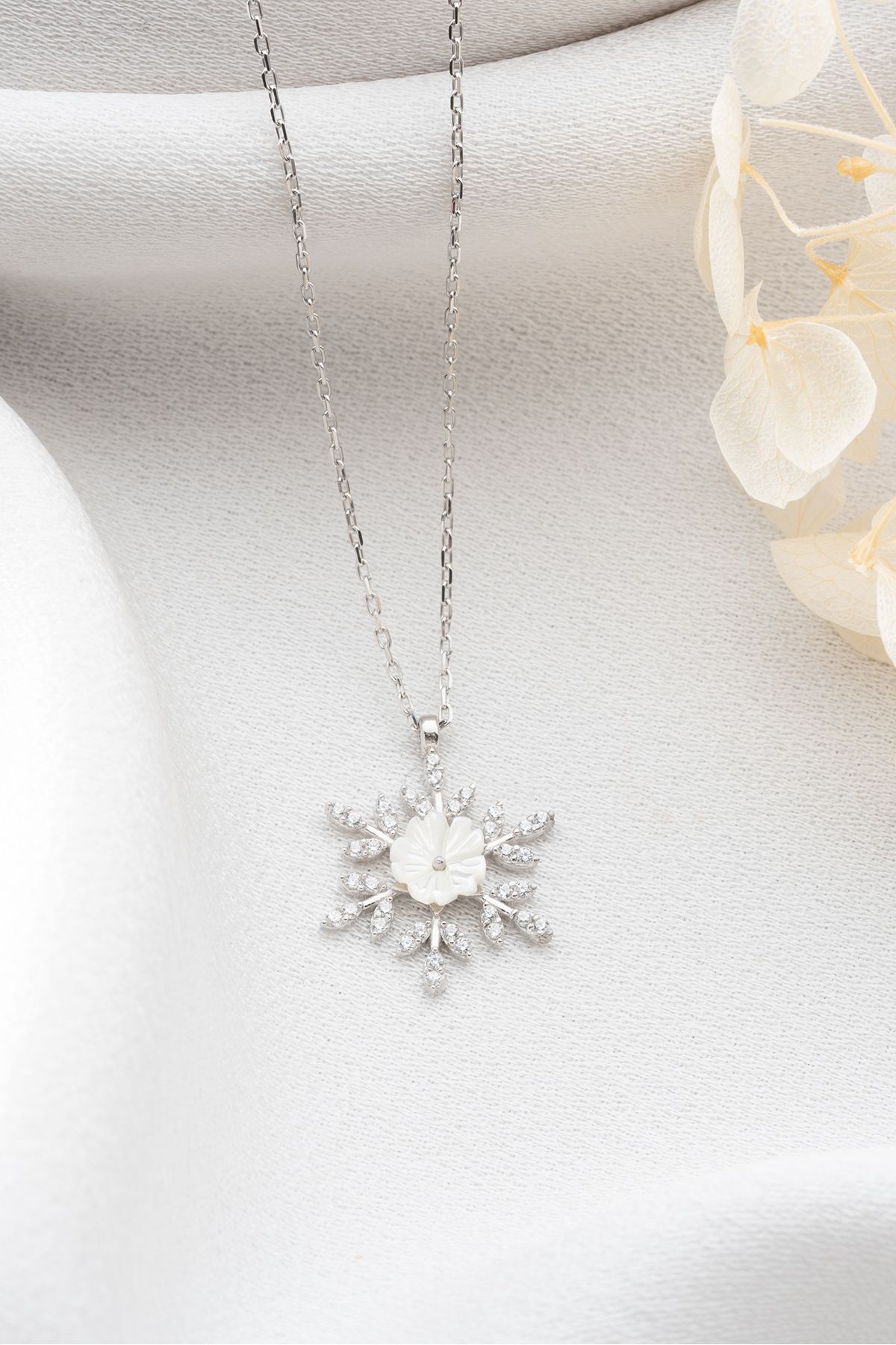 Çiçekli Kar Tanesi Gümüş Kolye
