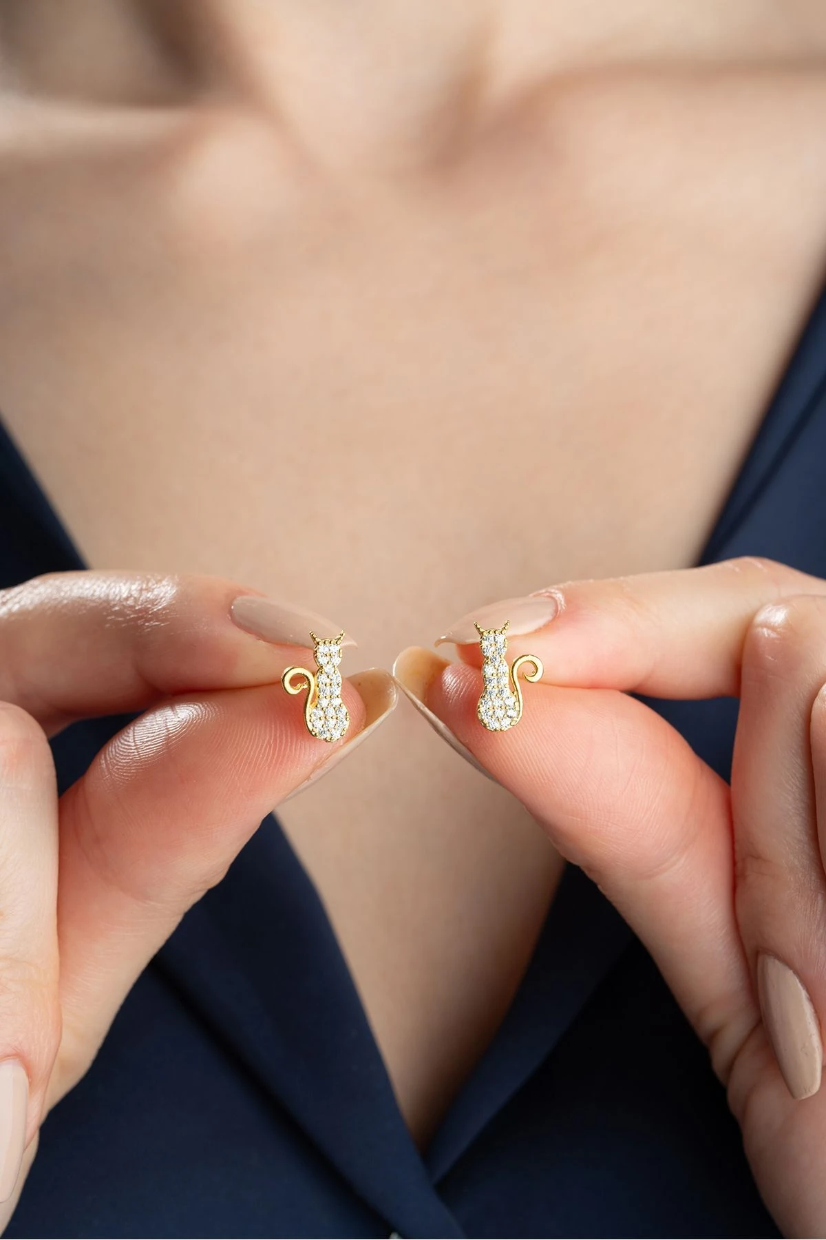 Taşlı Kedi Figürlü Gümüş Küpe