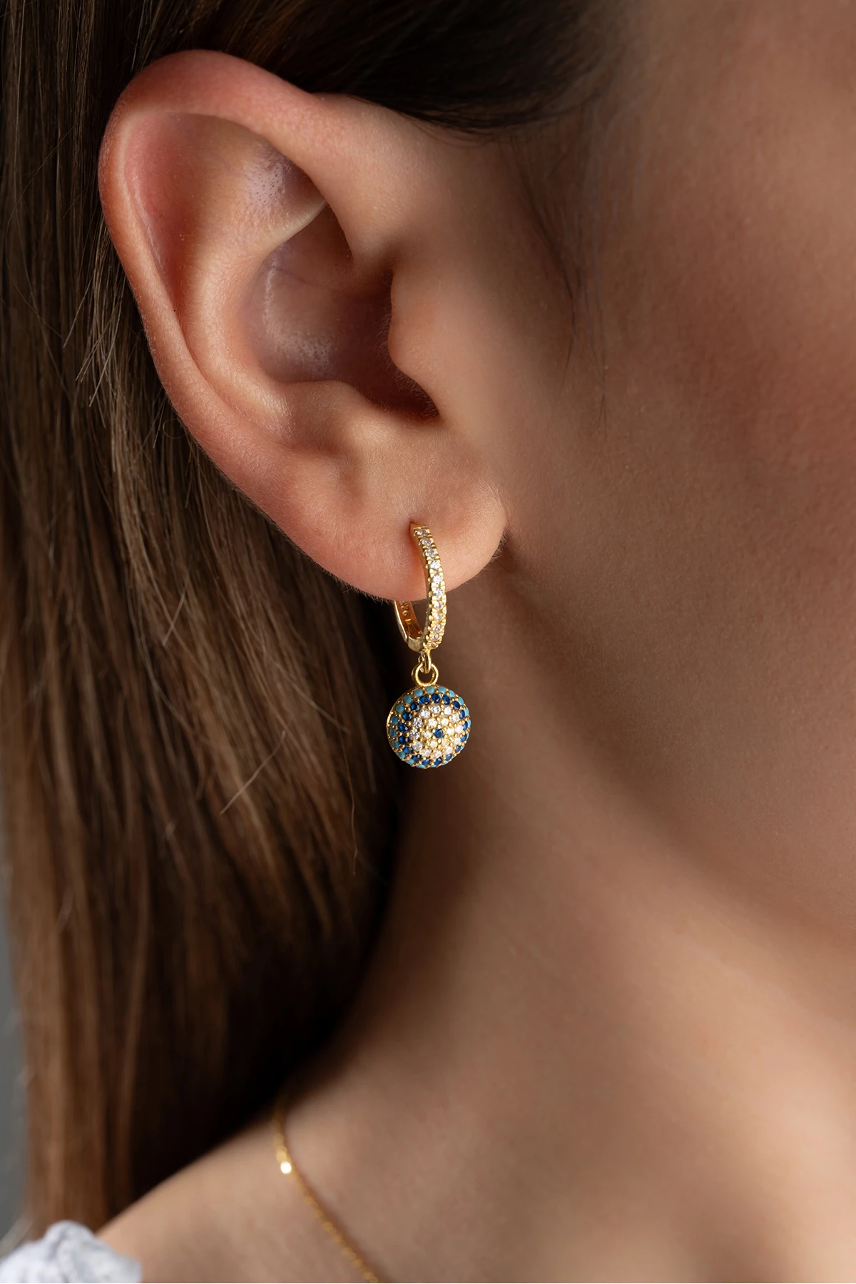 Altın Kaplama Nazar Boncuklu Top Sallantılı Gümüş Küpe