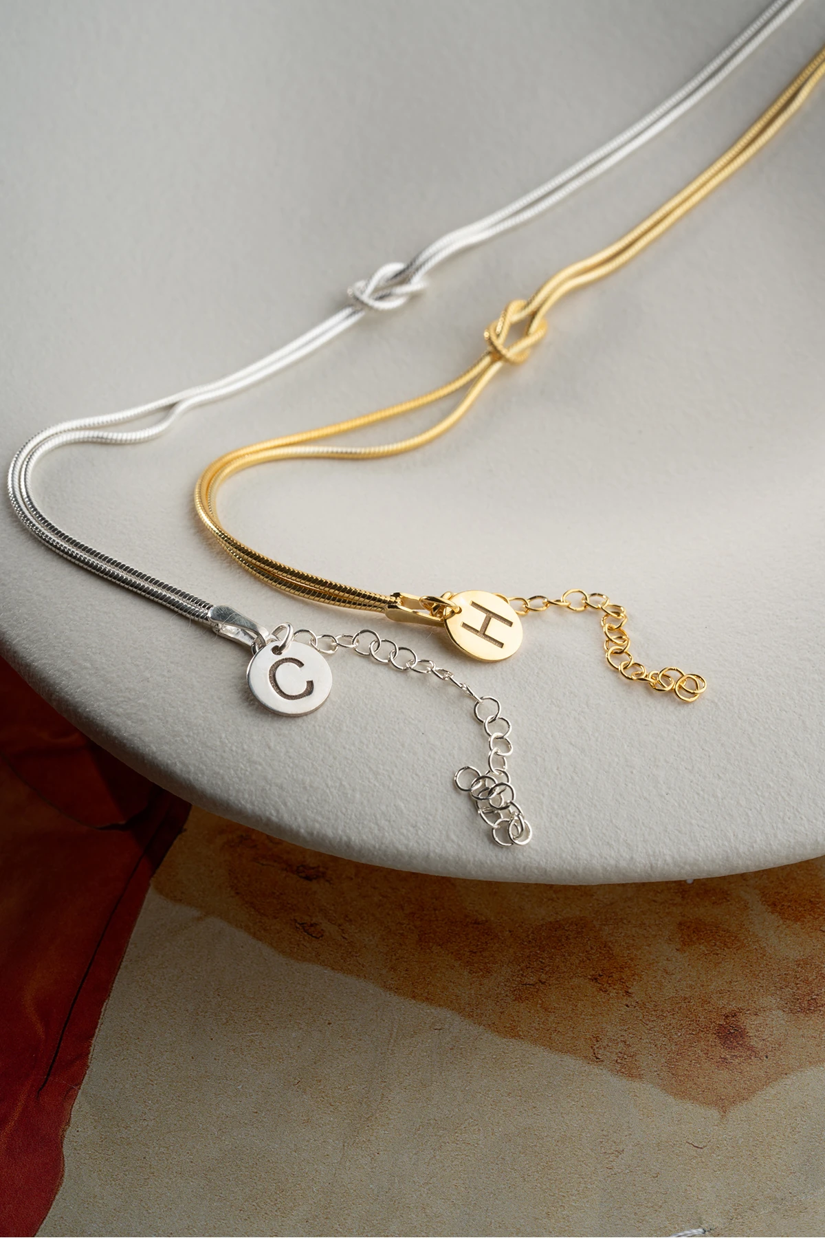 Aşk Düğümü Tasarımlı Harfli Gümüş Çift Bilekliği