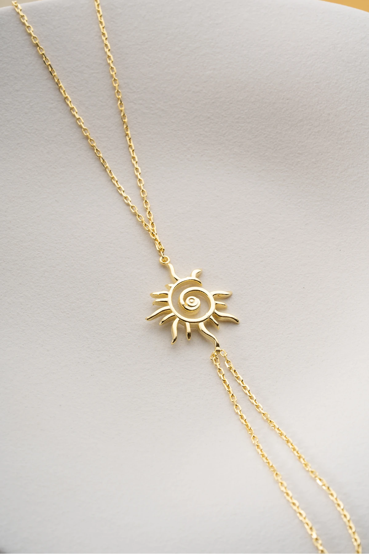 Güneş Sembollü İnce Zincir Şahmeran