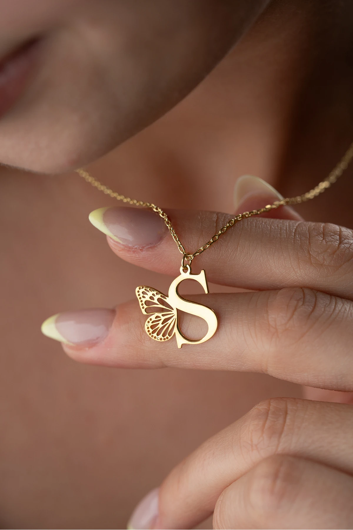 Kelebek Kanatlı Harf Gümüş Kolye