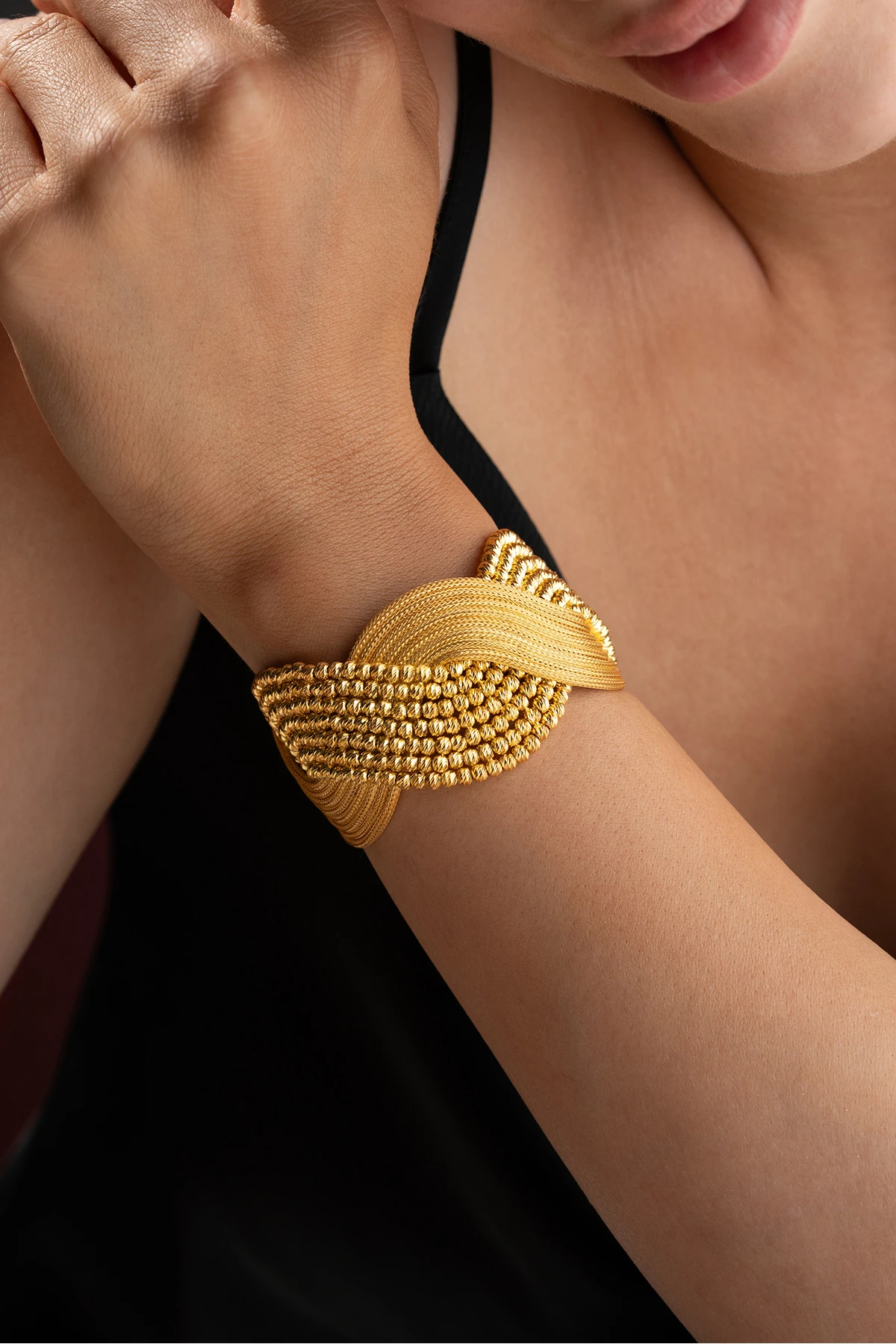 Geniş Hasır Örgü ve Dorikalı Kelepçe