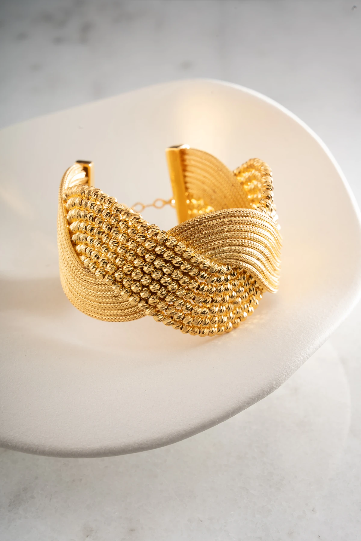 Geniş Hasır Örgü ve Dorikalı Kelepçe