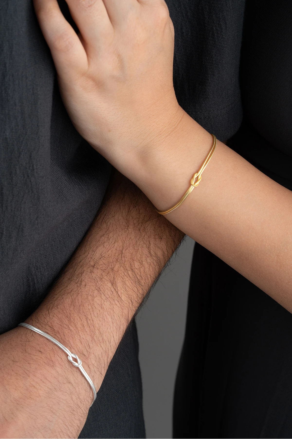 Aşk Düğümü Tasarımlı Harfli Gümüş Çift Bilekliği