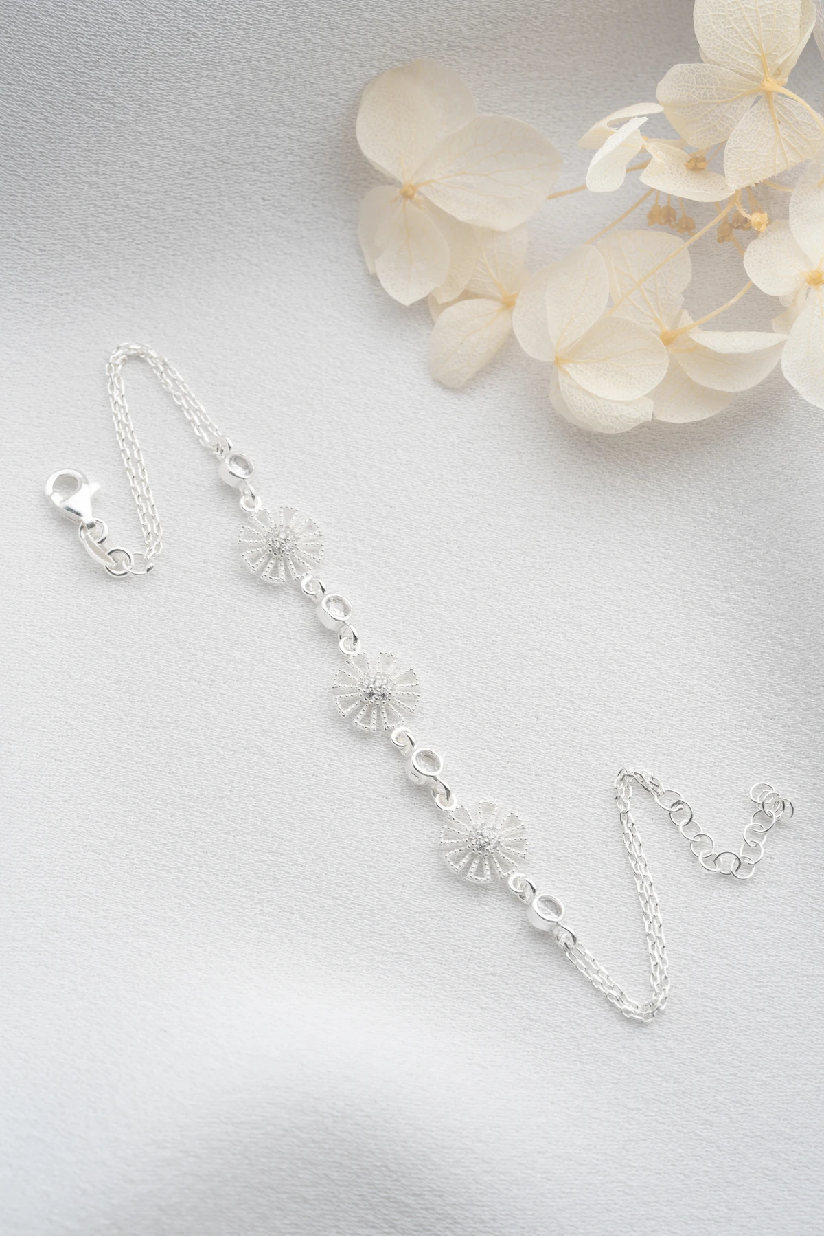 Üç Çiçekli Solitaire Taşlı İnce Zincir  Gümüş Bileklik