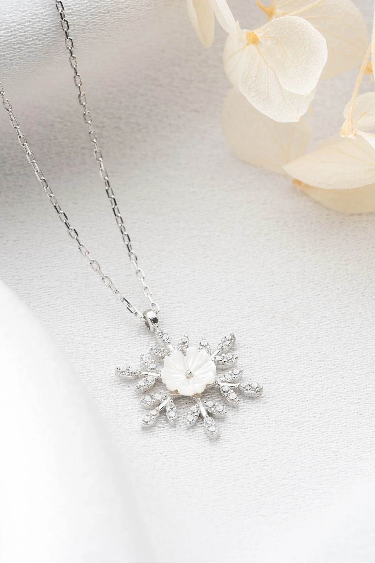 Çiçekli Kar Tanesi Gümüş Kolye