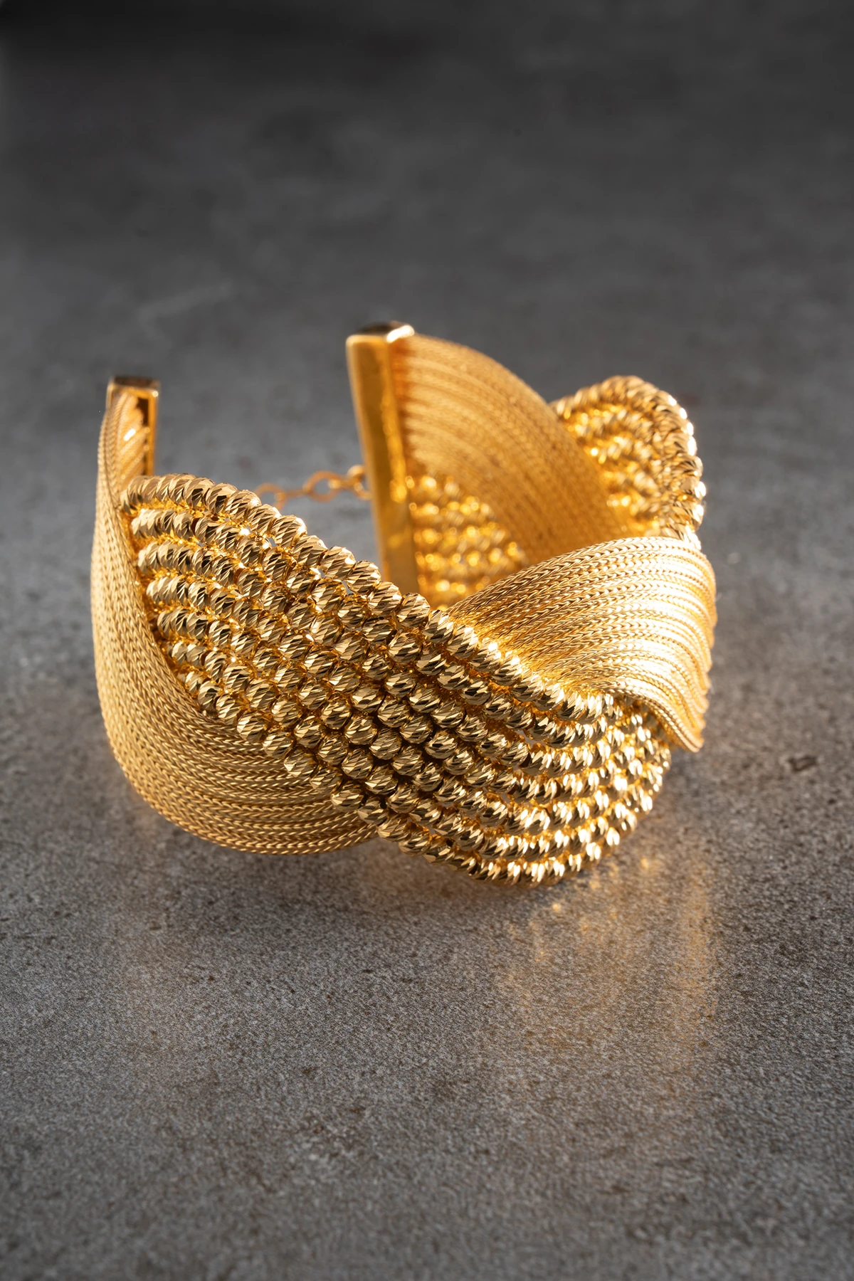 Geniş Hasır Örgü ve Dorikalı Kelepçe