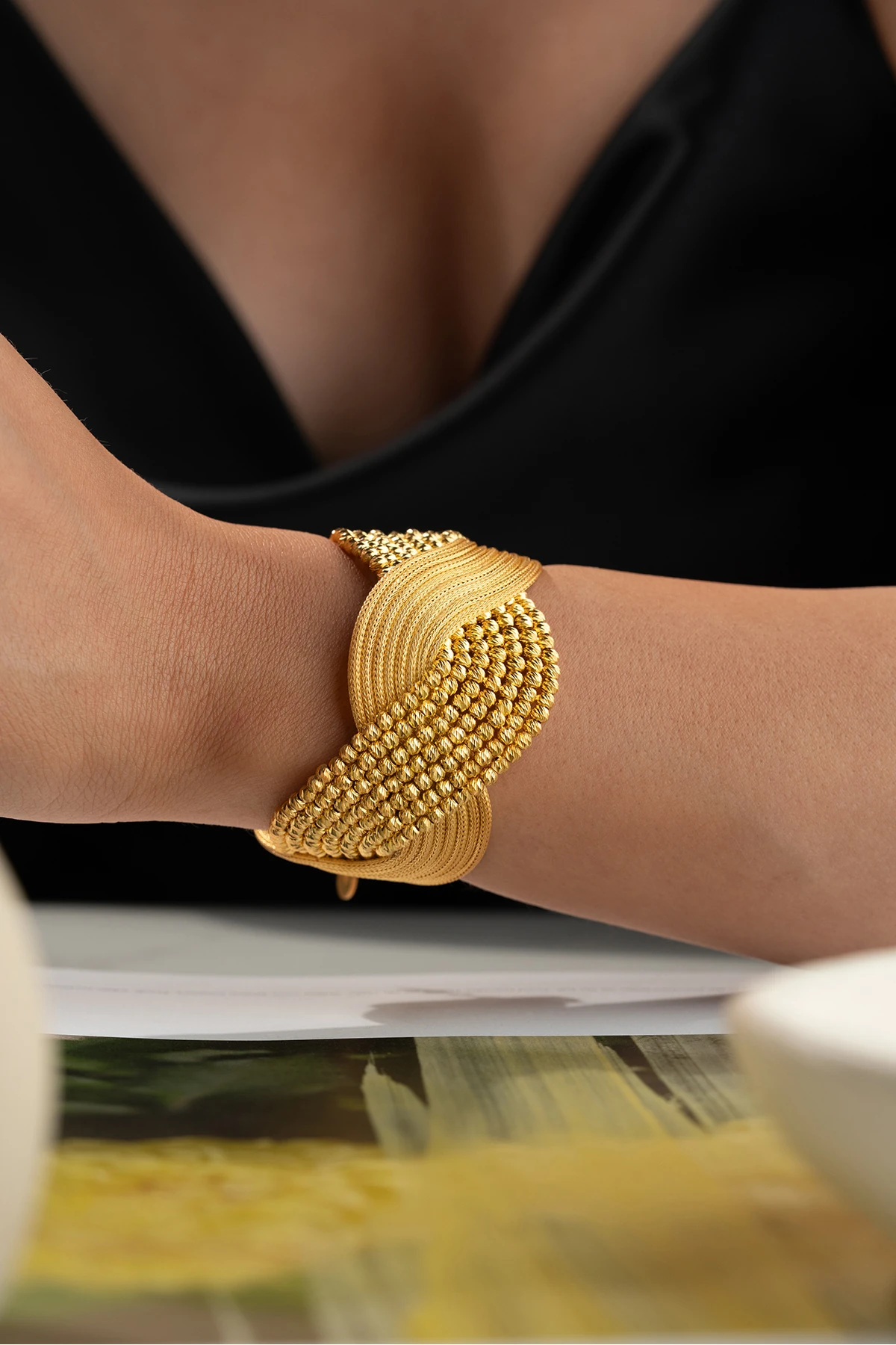 Geniş Hasır Örgü ve Dorikalı Kelepçe