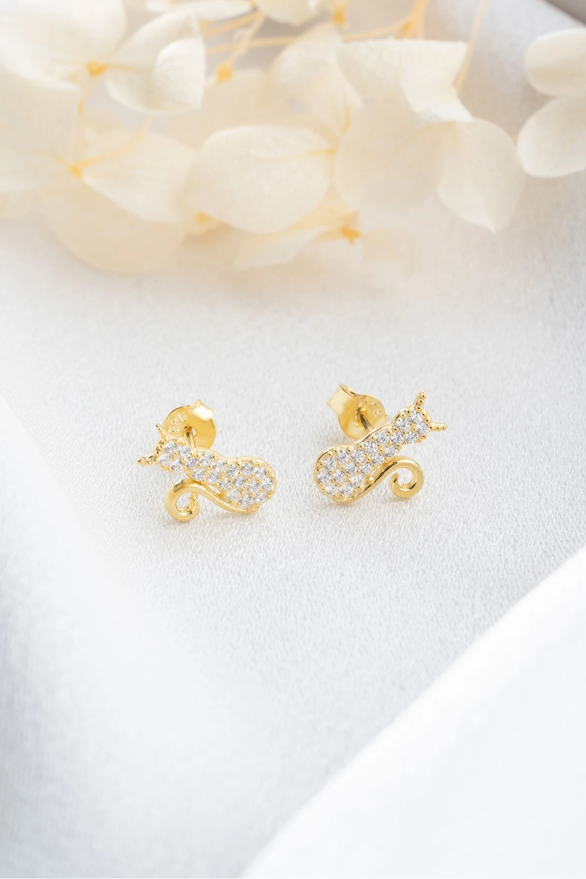 Taşlı Kedi Figürlü Gümüş Küpe