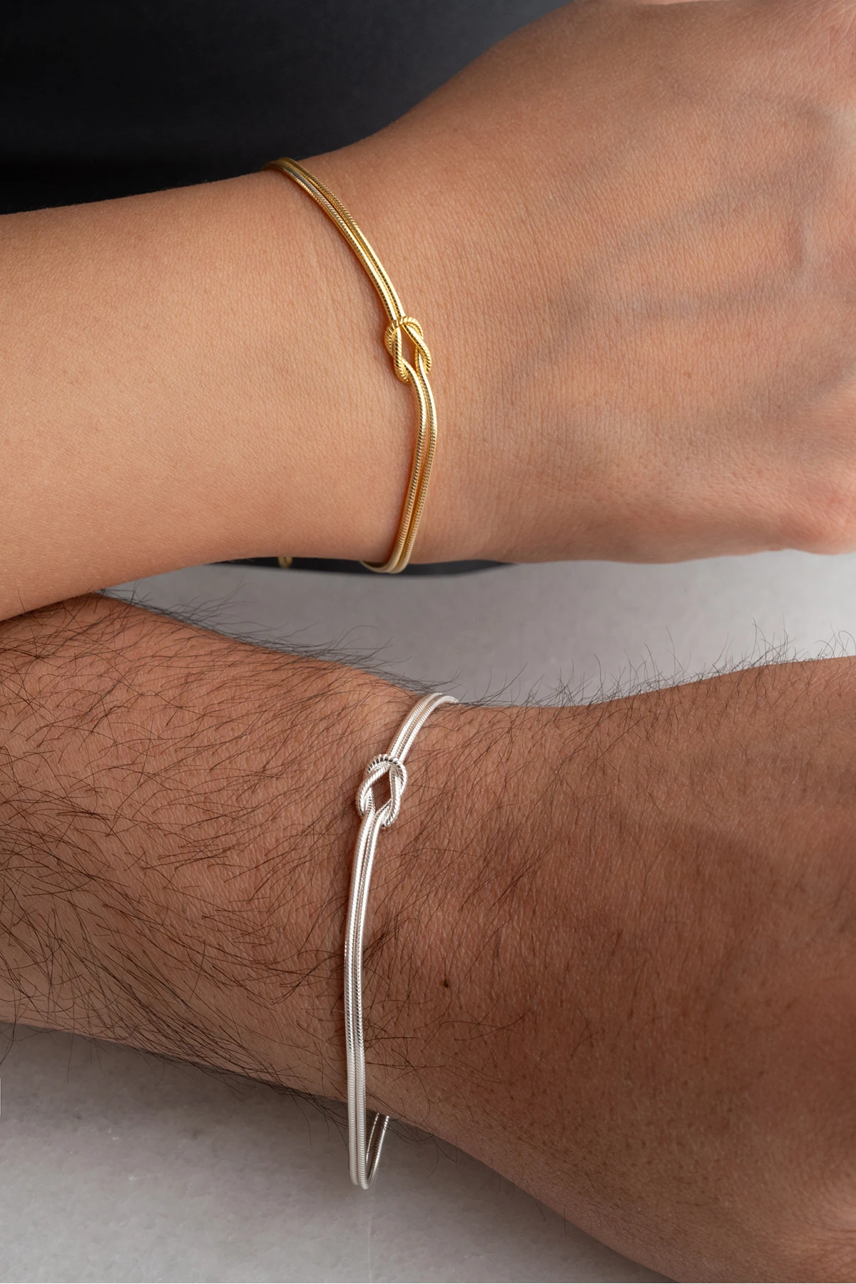 Aşk Düğümü Tasarımlı Harfli Gümüş Çift Bilekliği