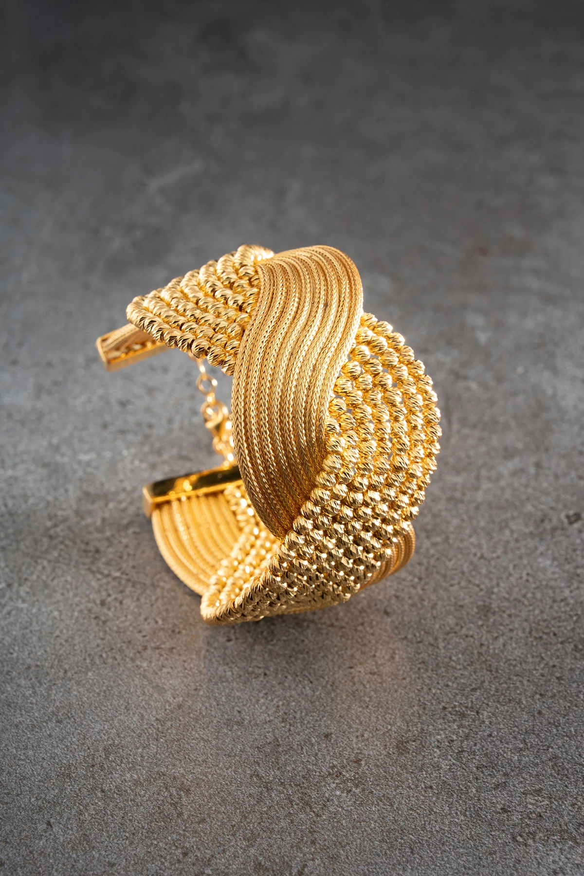 Geniş Hasır Örgü ve Dorikalı Kelepçe