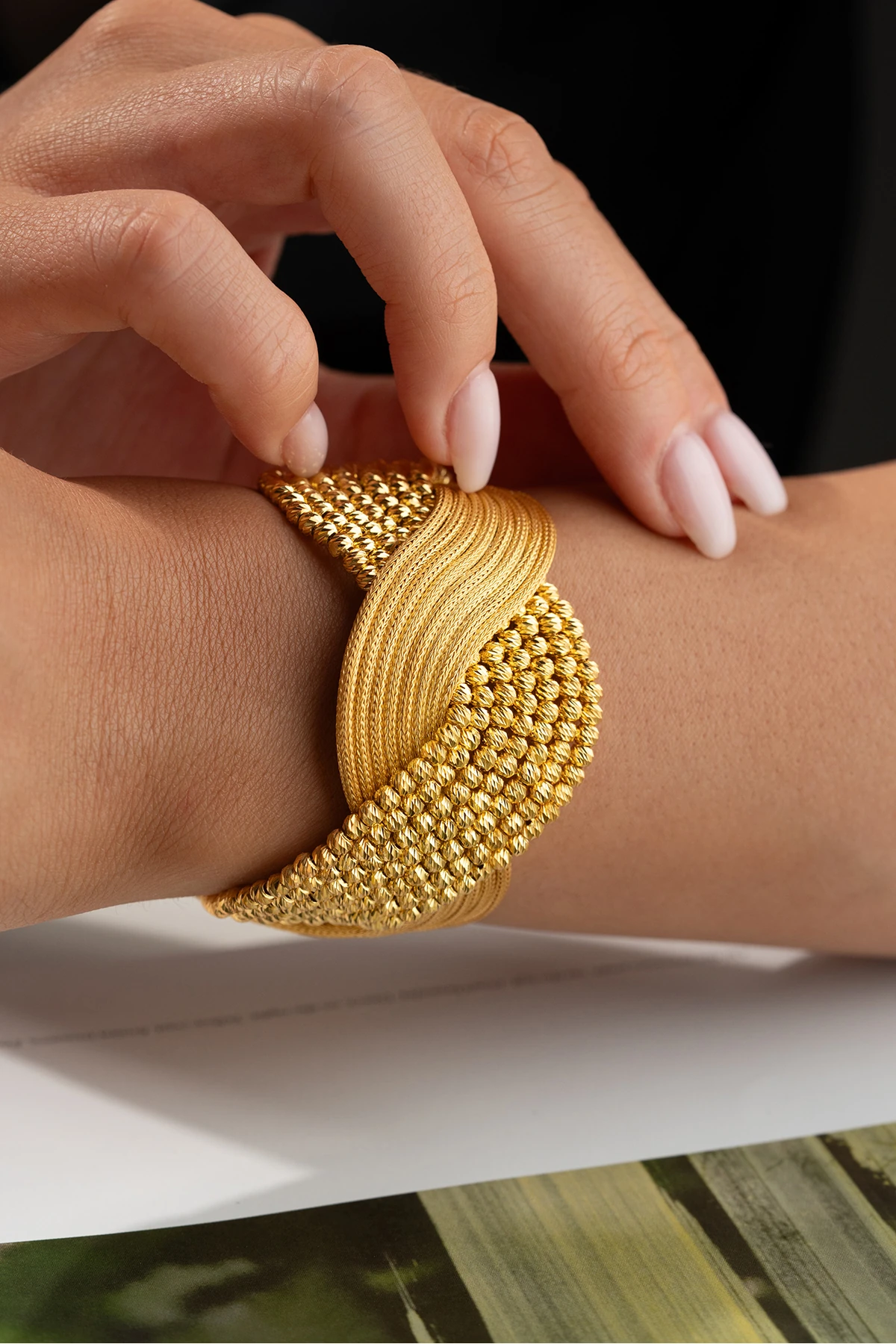 Geniş Hasır Örgü ve Dorikalı Kelepçe