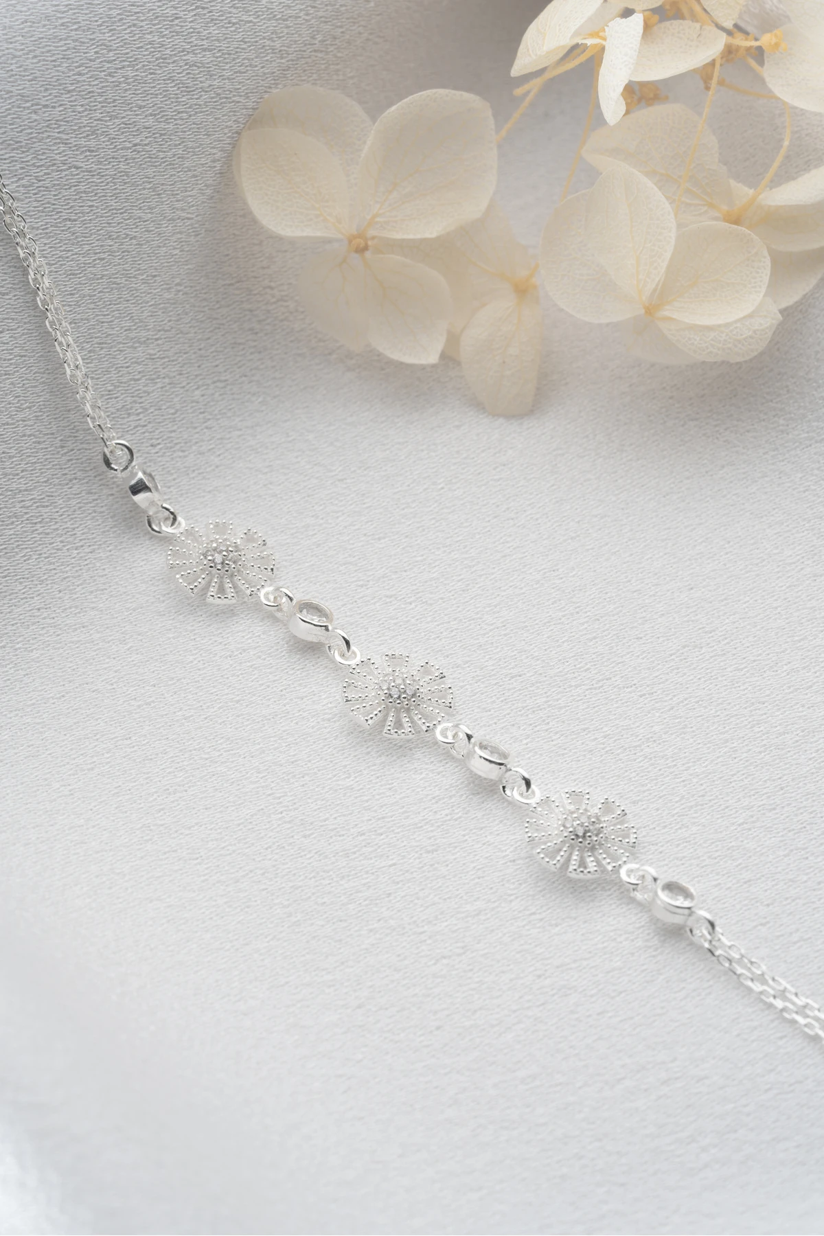 Üç Çiçekli Solitaire Taşlı İnce Zincir  Gümüş Bileklik