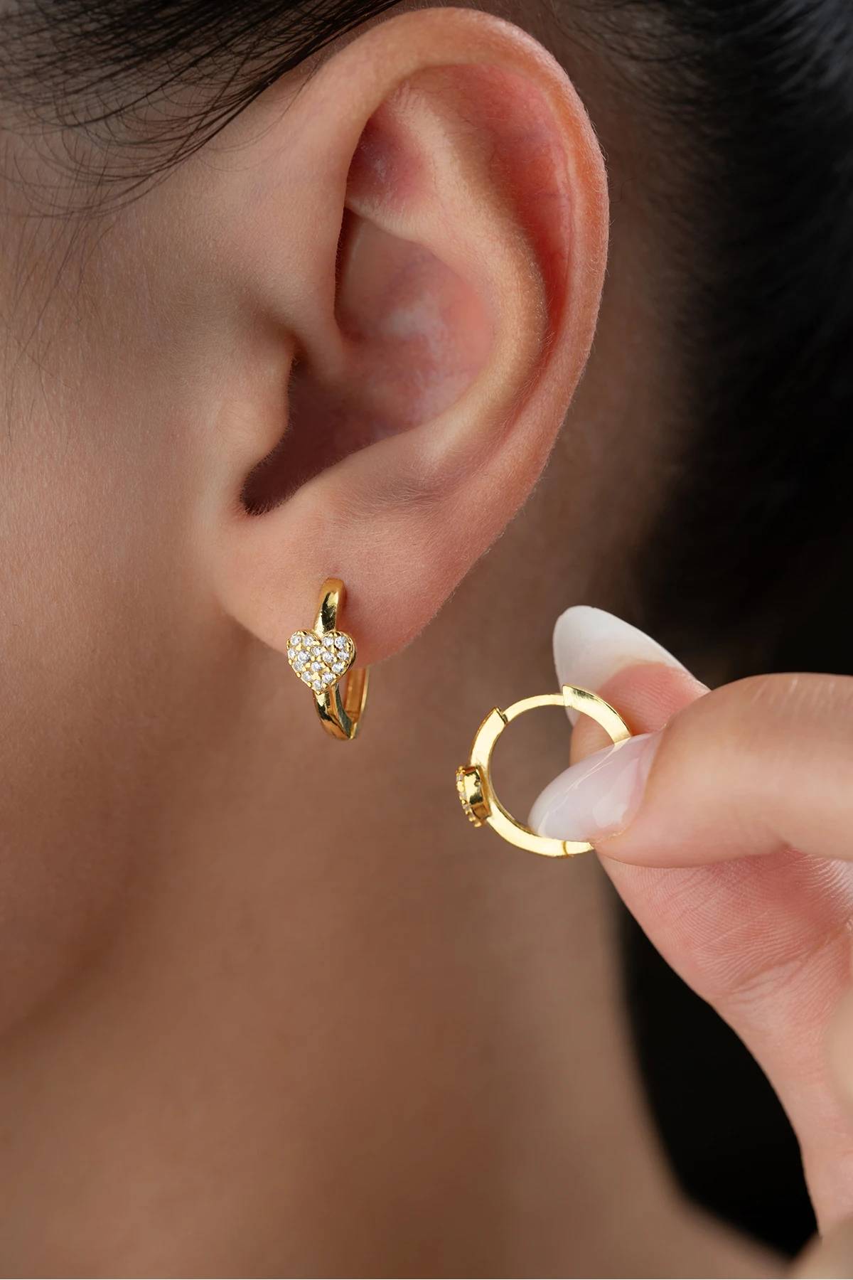 Taşlı Kalpli Halka Küpe