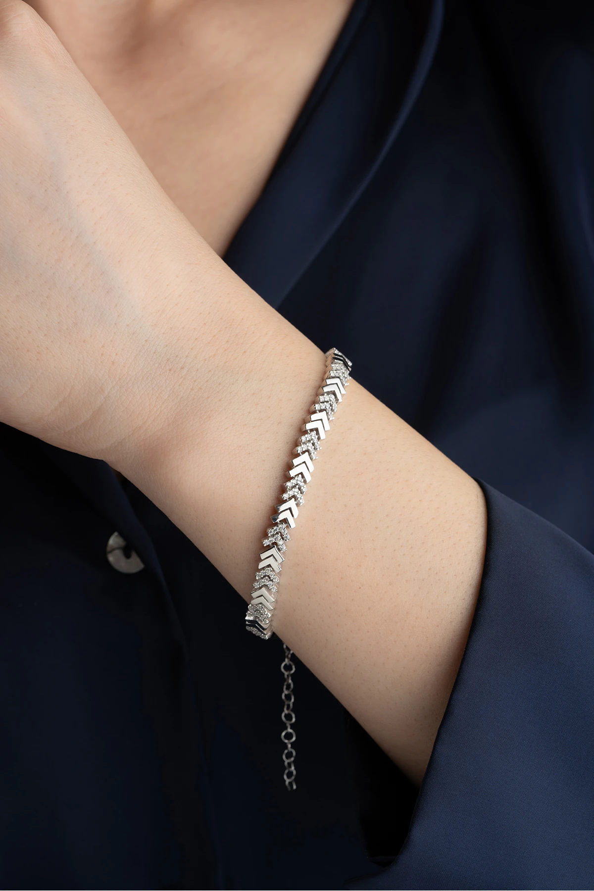 Balıksırtı Model Taşlı Gümüş Bileklik