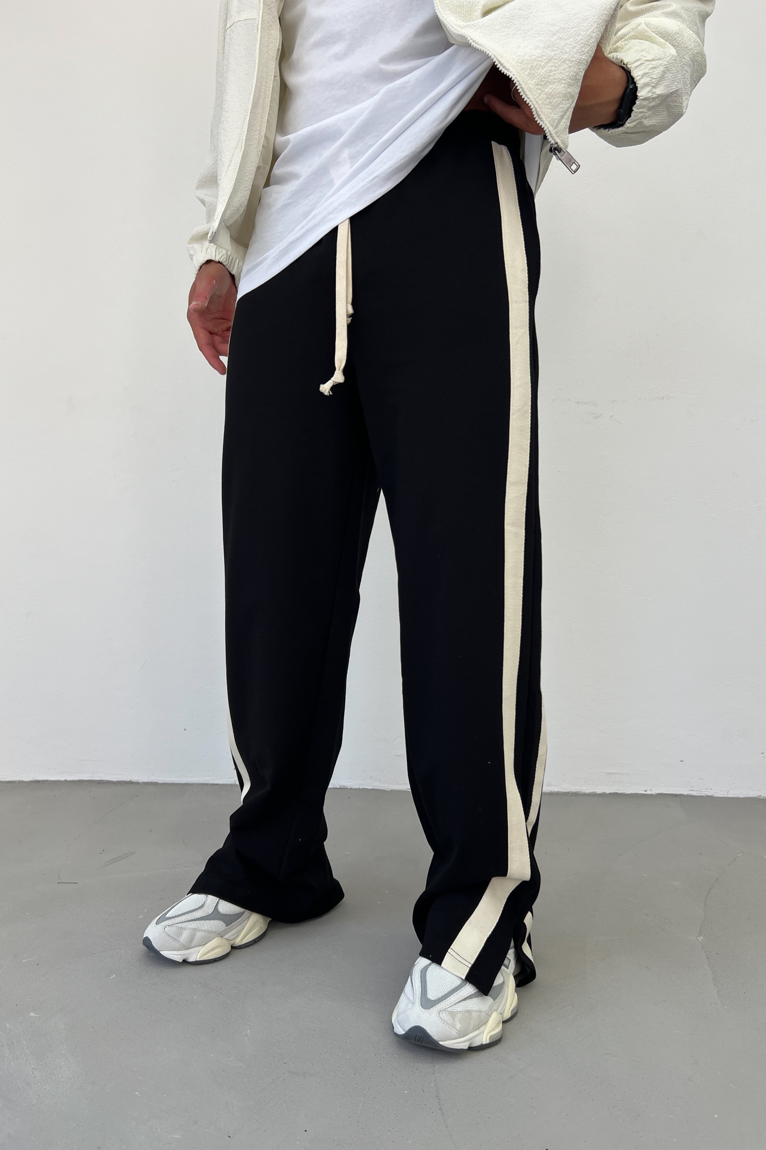 Paçası Kesik Şerit Detaylı Baggy Eşofman 25K66