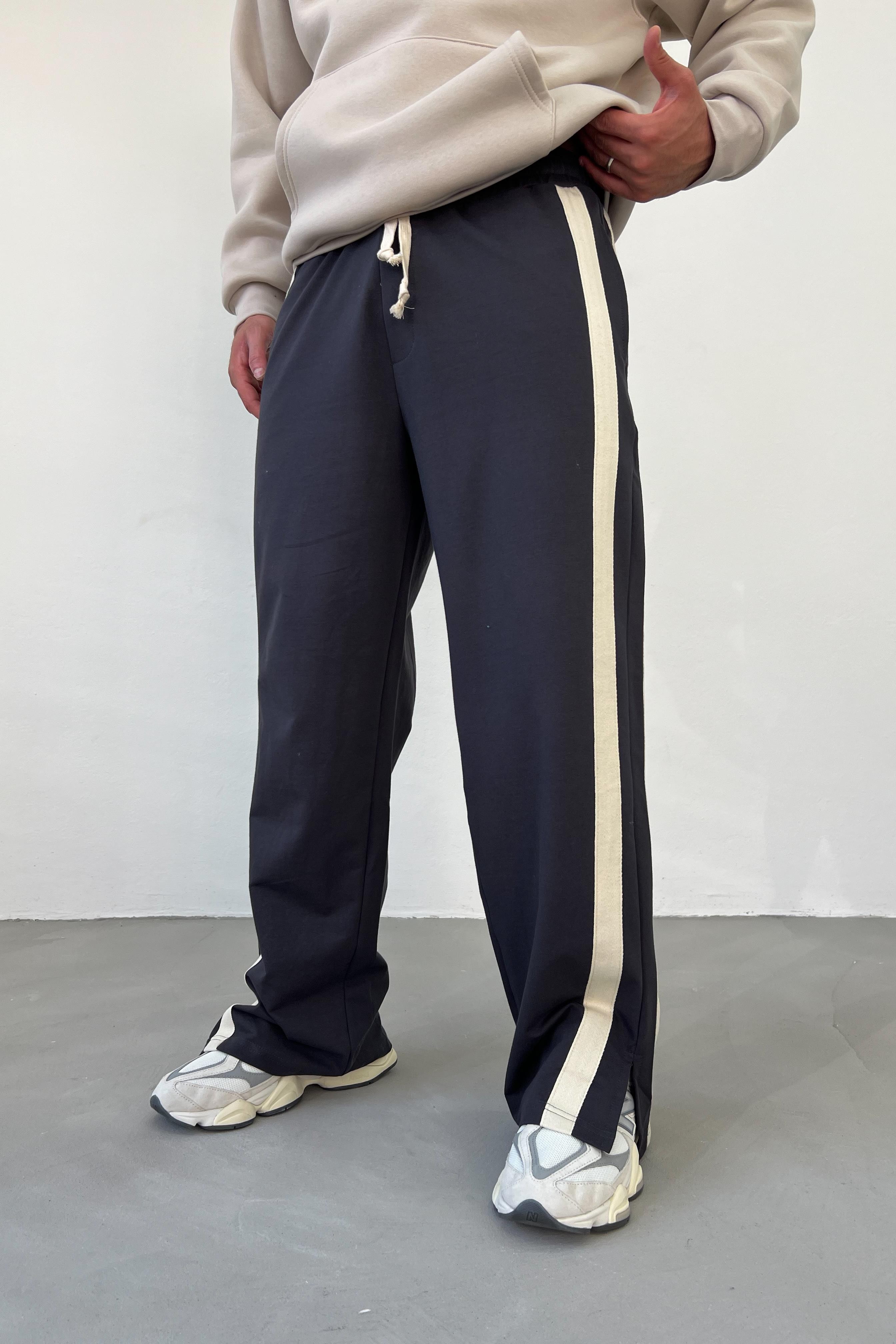Paçası Kesik Şerit Detaylı Füme Baggy Eşofman 66