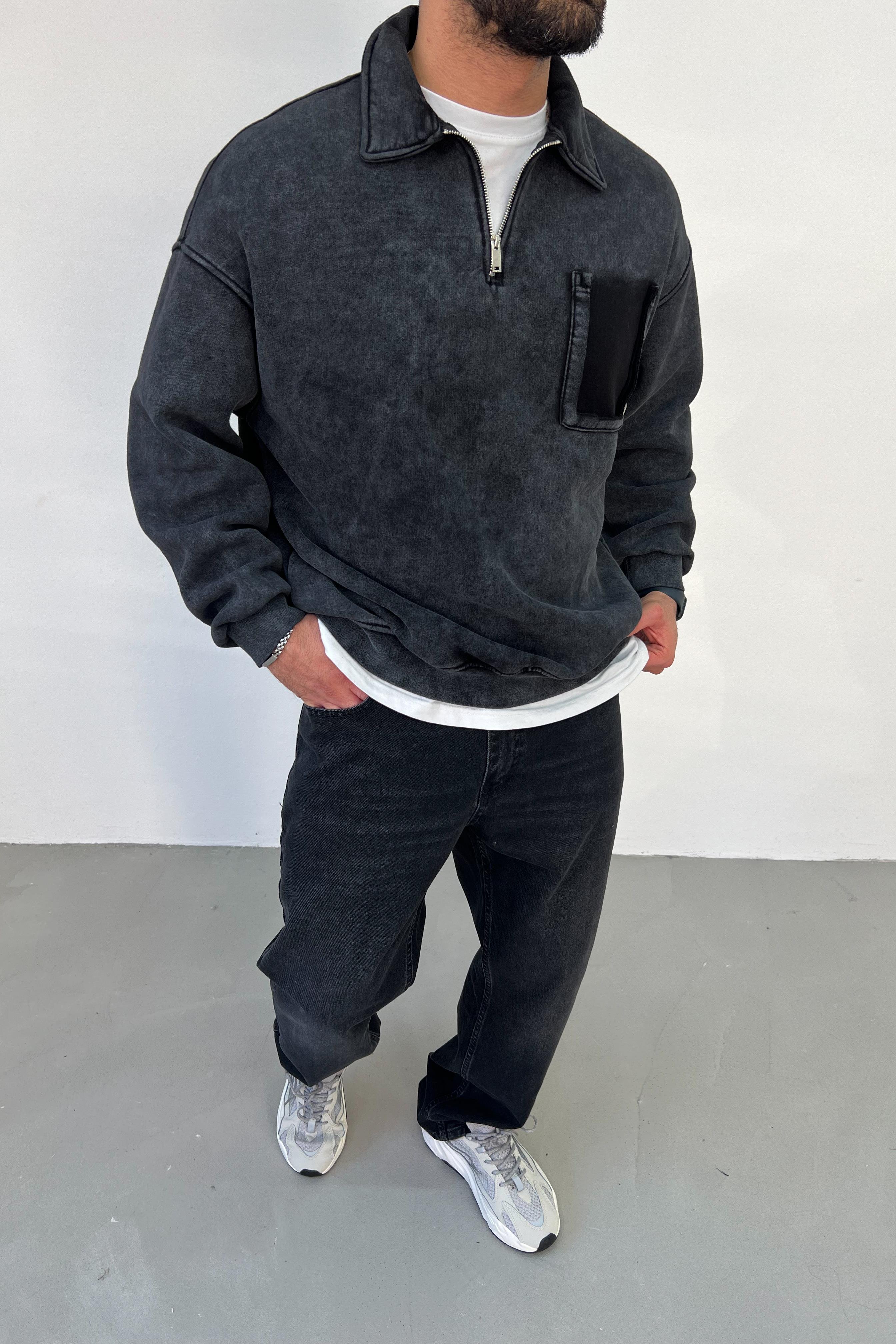 Yakası Fermuarlı Yıkamalı Siyah Oversize Sweatshirt 52