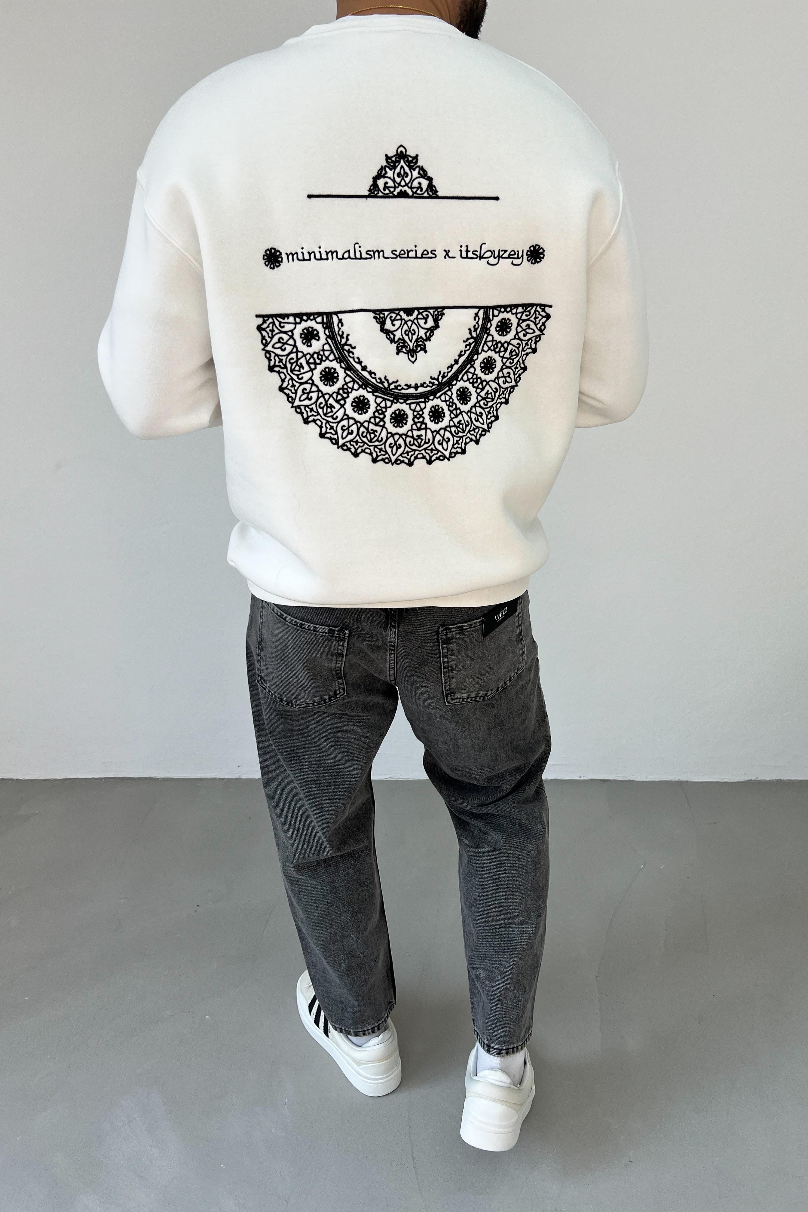 Minimalism Nakışlı Oversize Beyaz Sweatshirt 5028