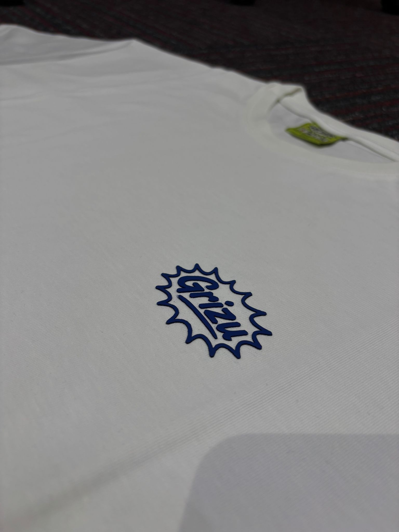 "Grizu Burst -   Mavi Minimal Logo Baskılı Beyaz Oversize Tişört"