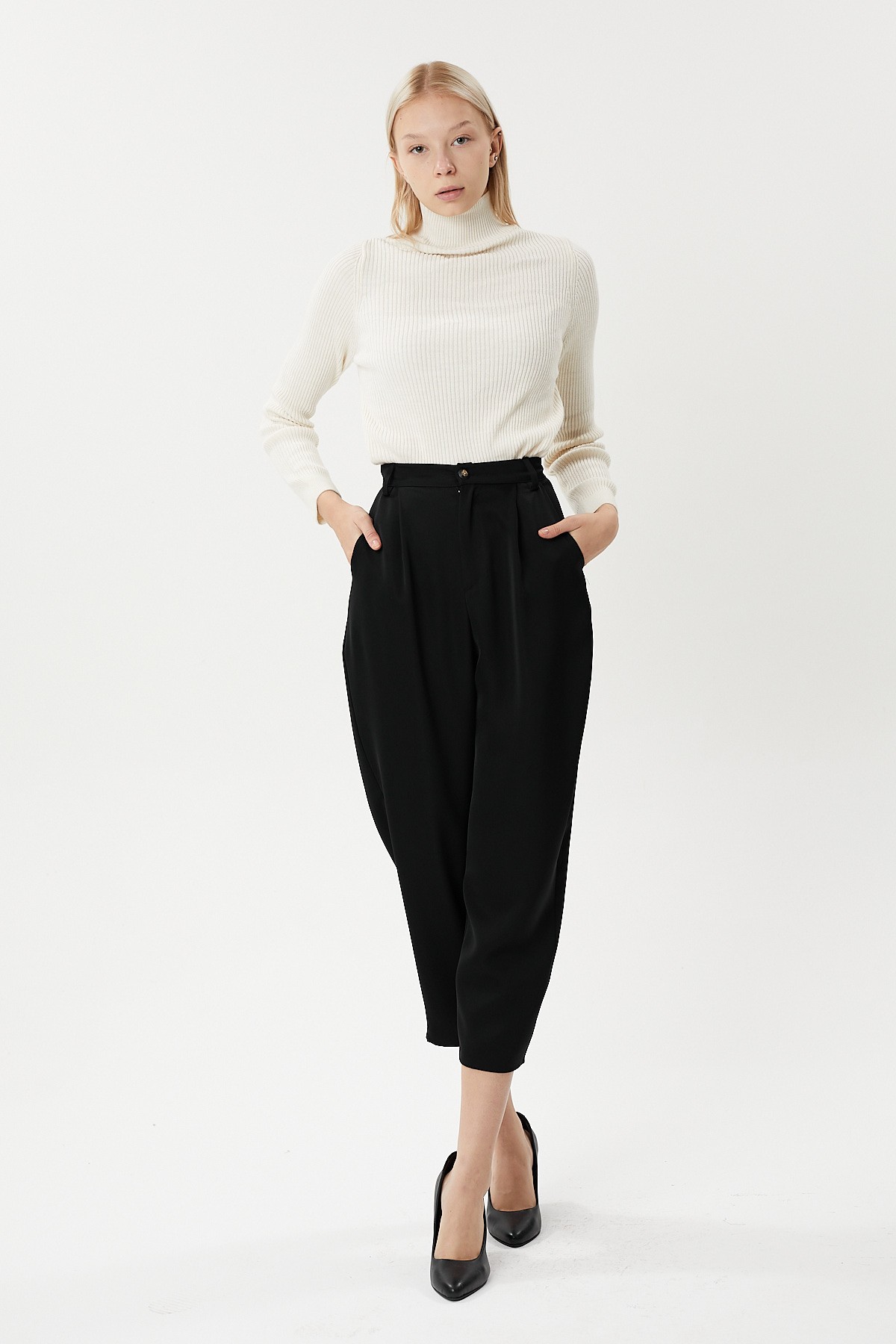 Mid waist pleated detailed ankle length fabric trousers with pockets