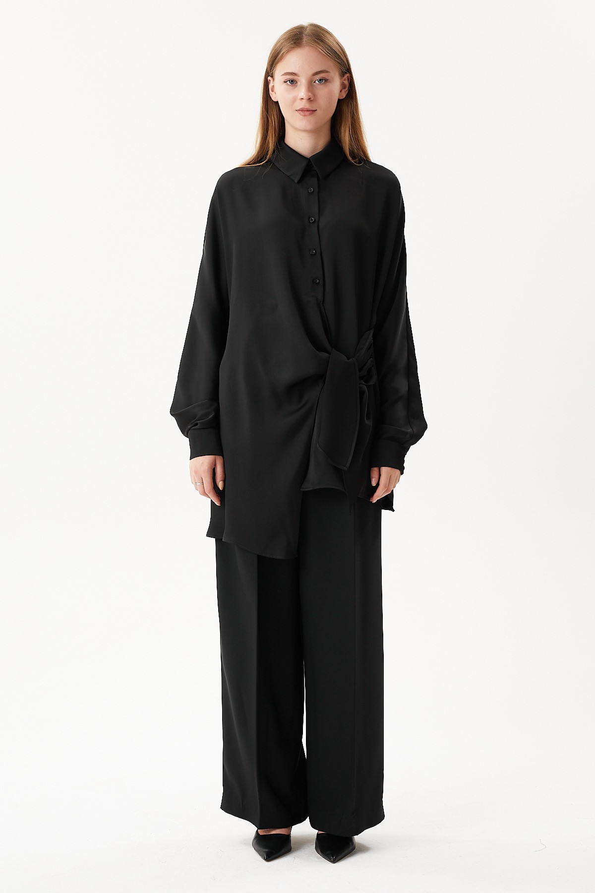 Comfortable fit long hip-covering satin shirt with knotted hem and front buttons