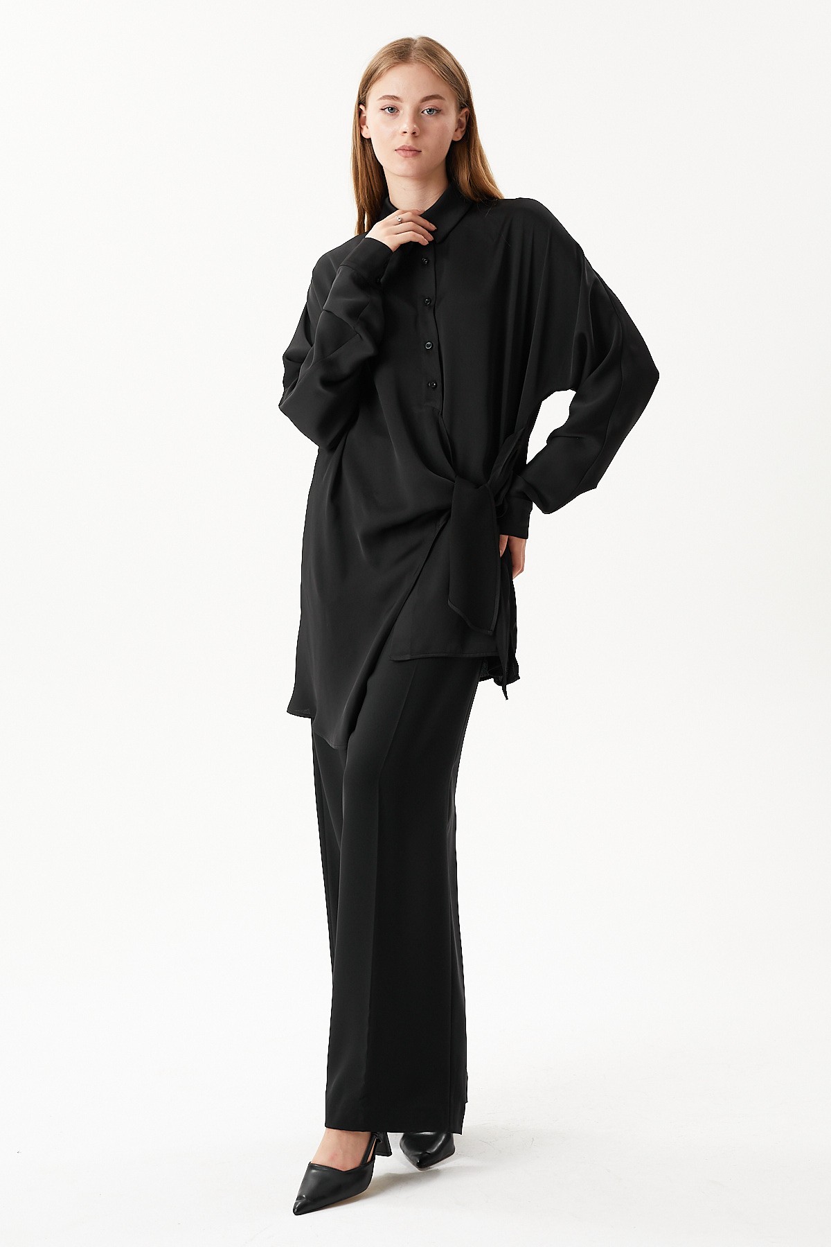 Comfortable fit long hip-covering satin shirt with knotted hem and front buttons