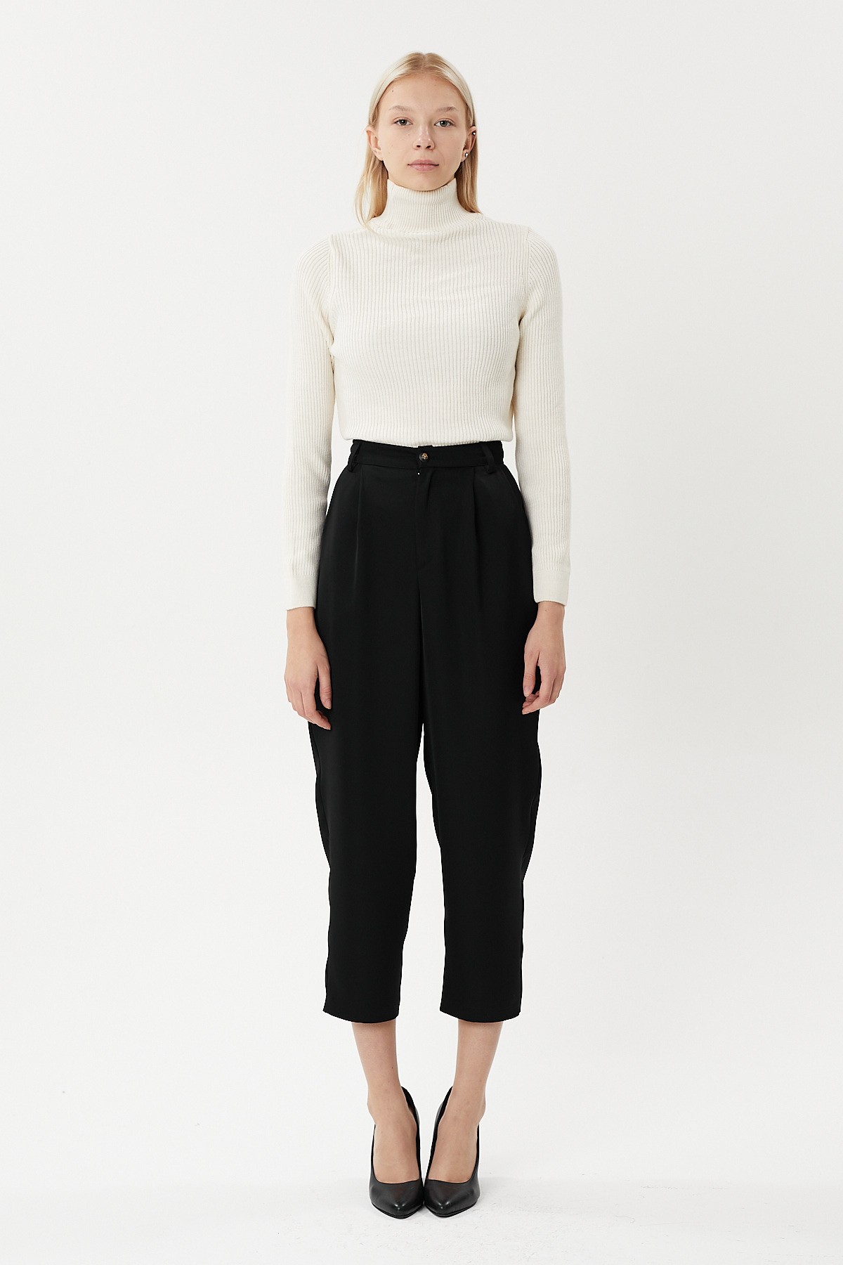 Mid waist pleated detailed ankle length fabric trousers with pockets