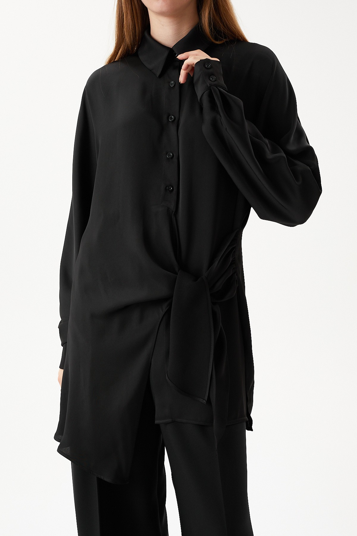 Comfortable fit long hip-covering satin shirt with knotted hem and front buttons