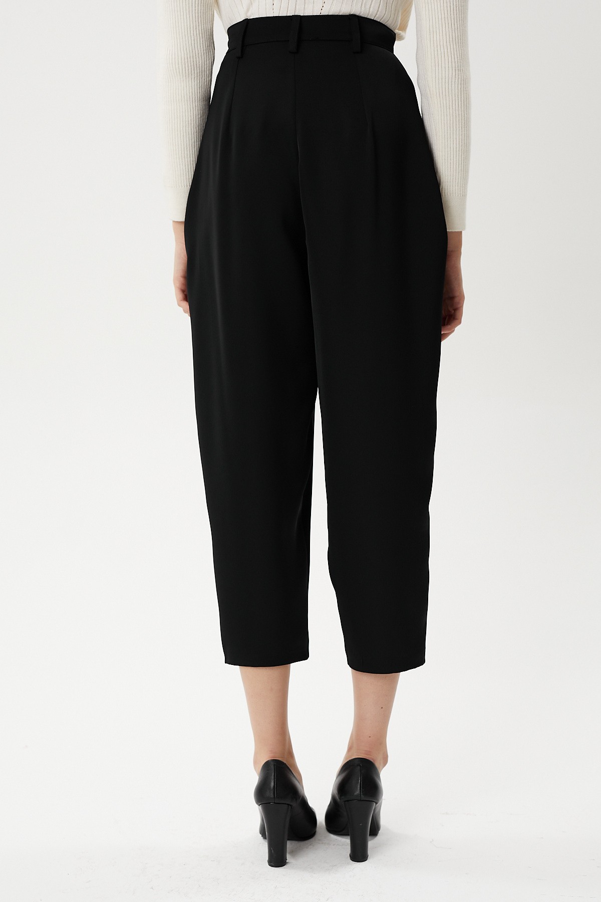 Mid waist pleated detailed ankle length fabric trousers with pockets