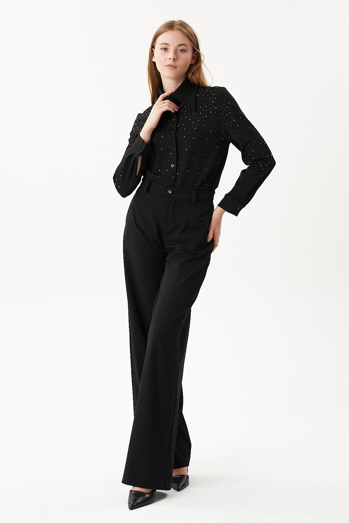 Pants with pockets that cover the upper body, made of flexible fabric, have a straight and loose leg.