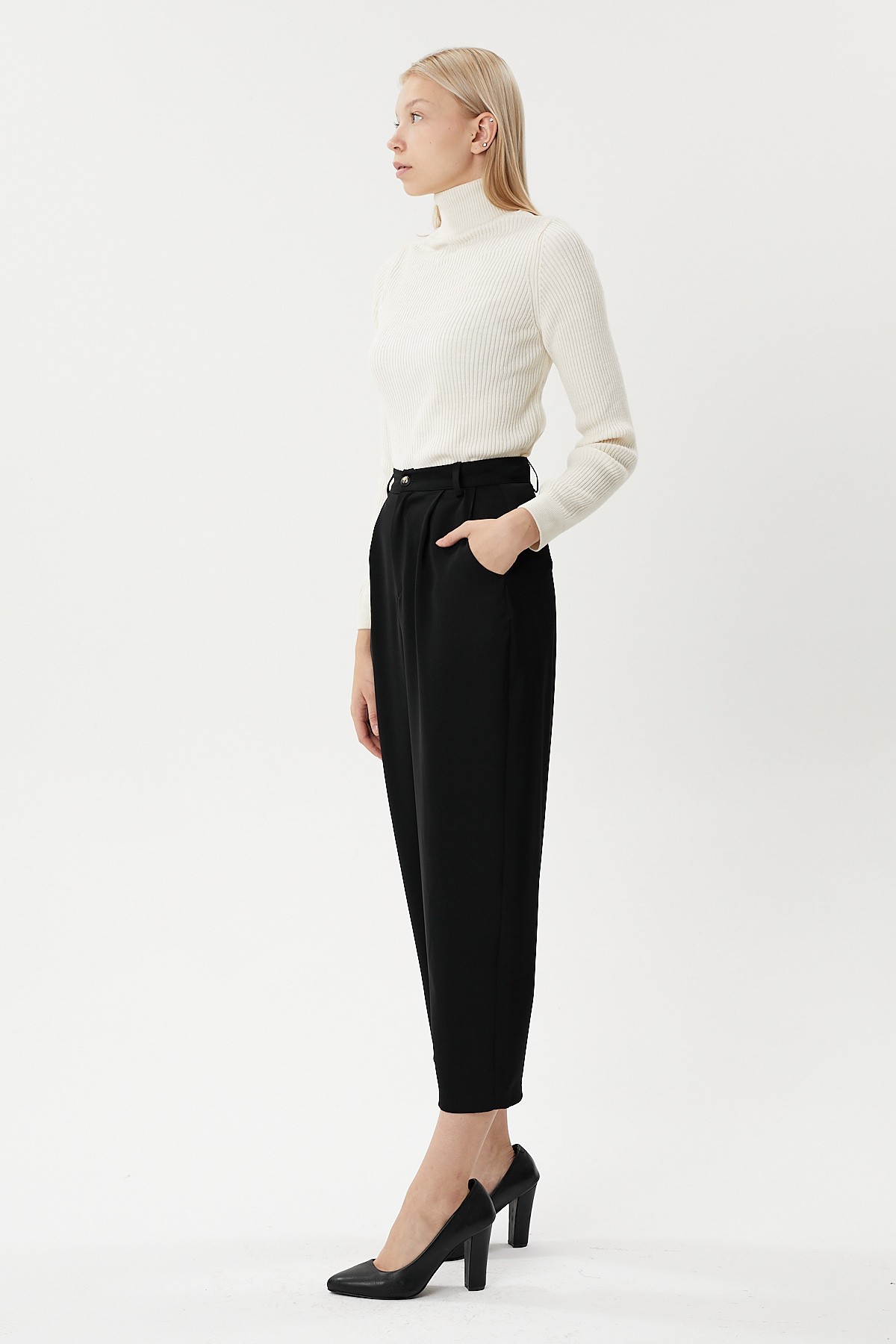 Mid waist pleated detailed ankle length fabric trousers with pockets