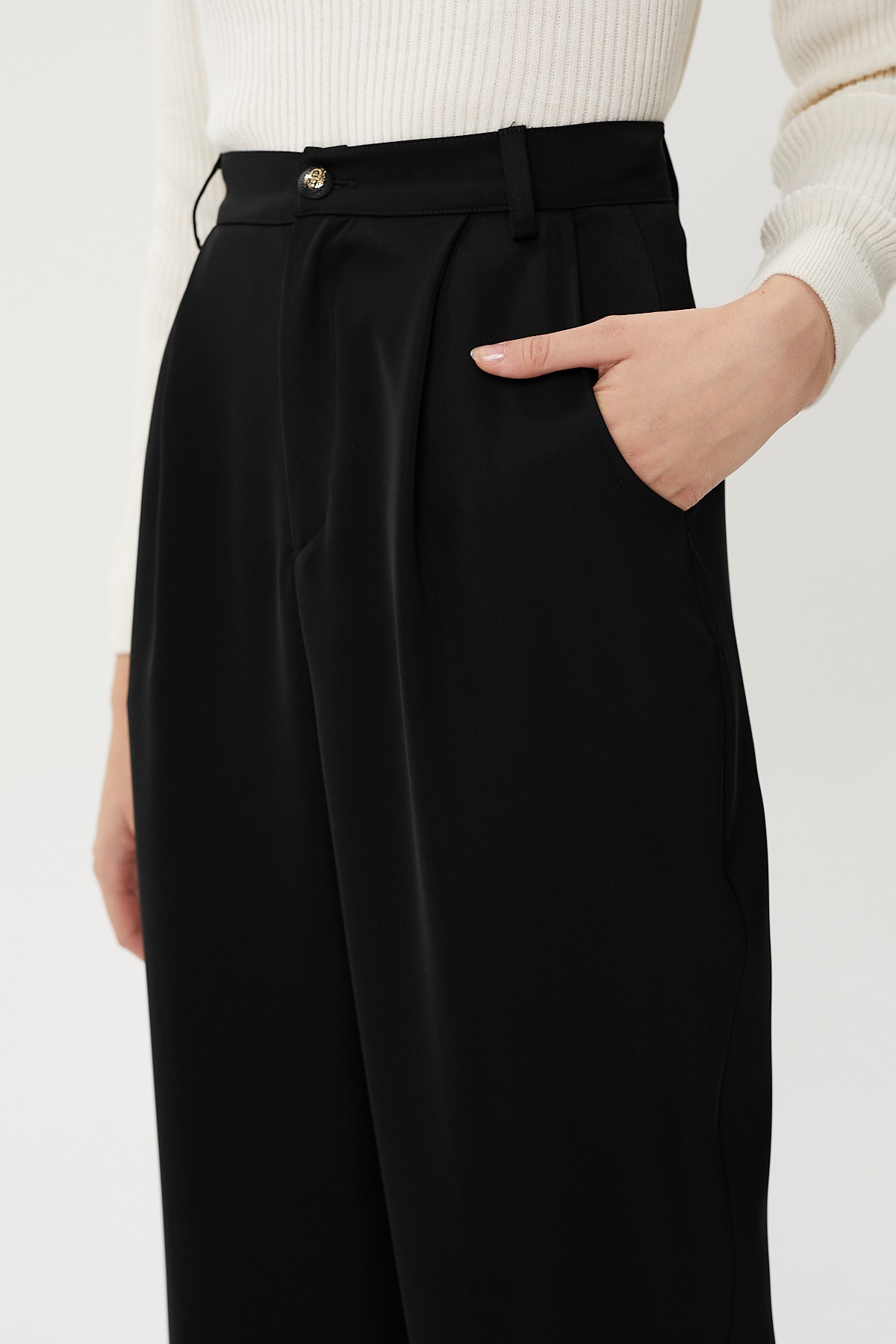 Mid waist pleated detailed ankle length fabric trousers with pockets