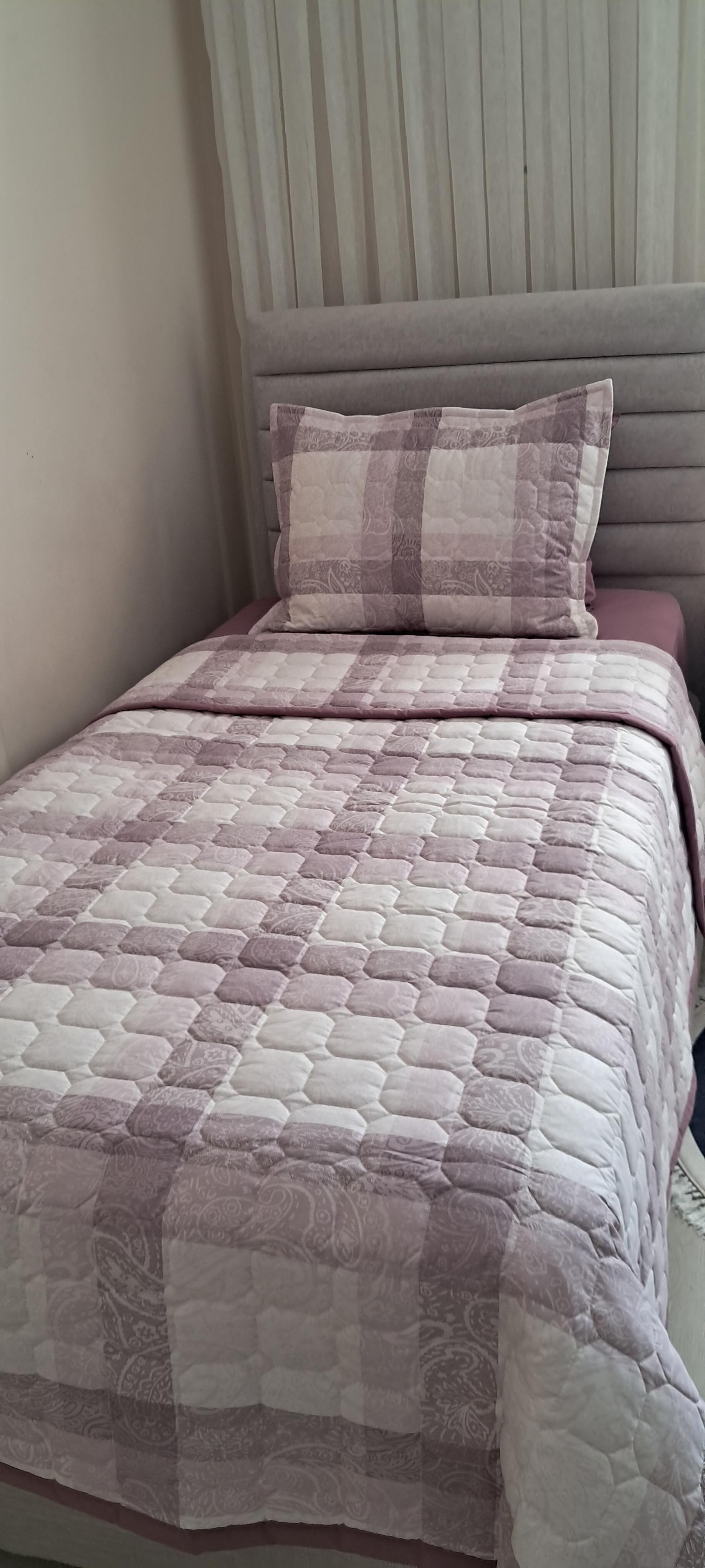 Morlu Dekoratif Yastık Kılıflı Kapitone Pike Takımı 