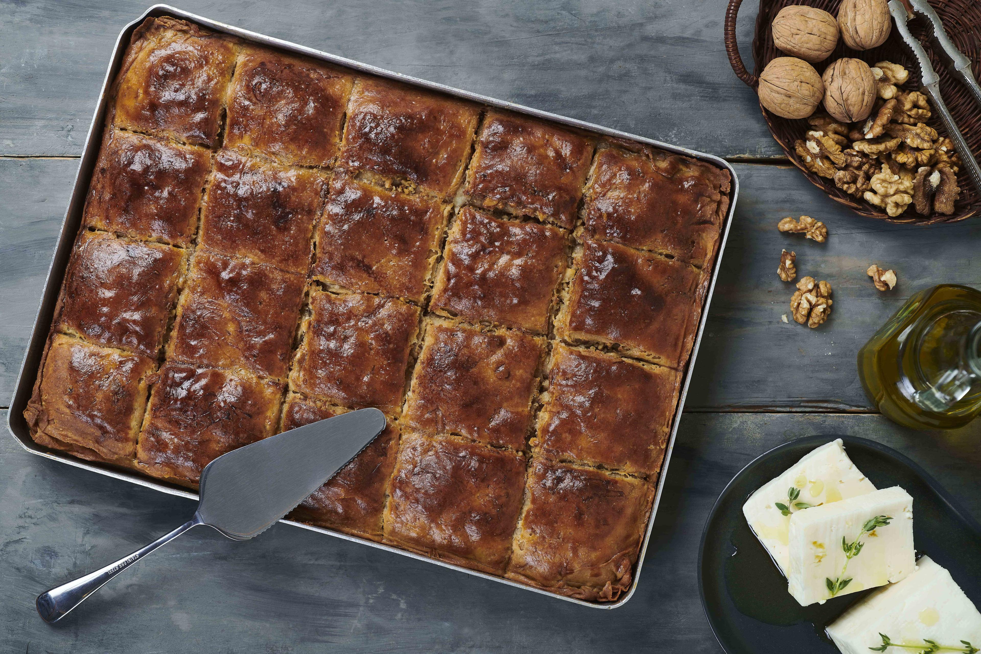 Çengelköy Dondurulmuş Cevizli Peynirli Dutlu Kuru Üzümlü Soğanlı Börek (1 KG)