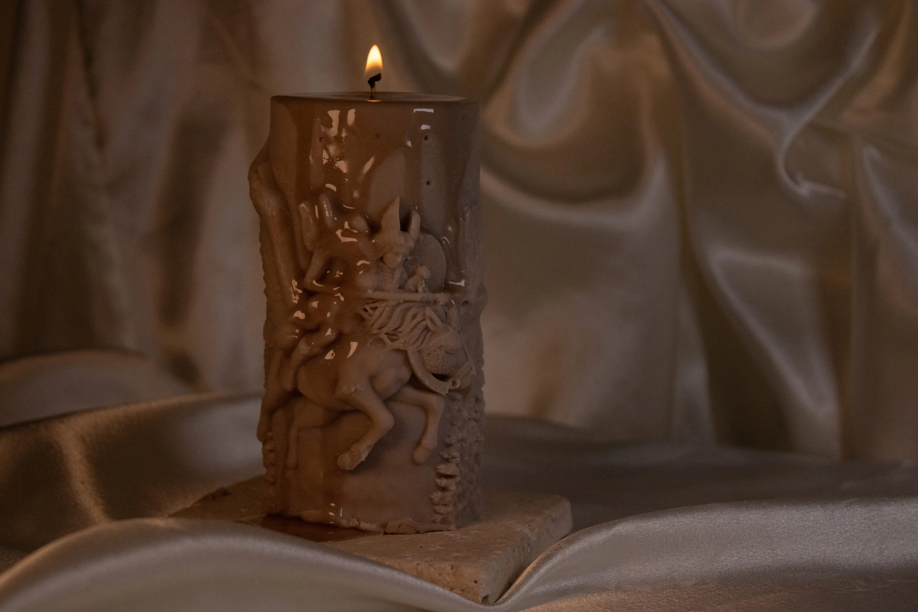 Valkyrie – Sanatsal Soy Wax Heykel Mum | El Yapımı Dekoratif