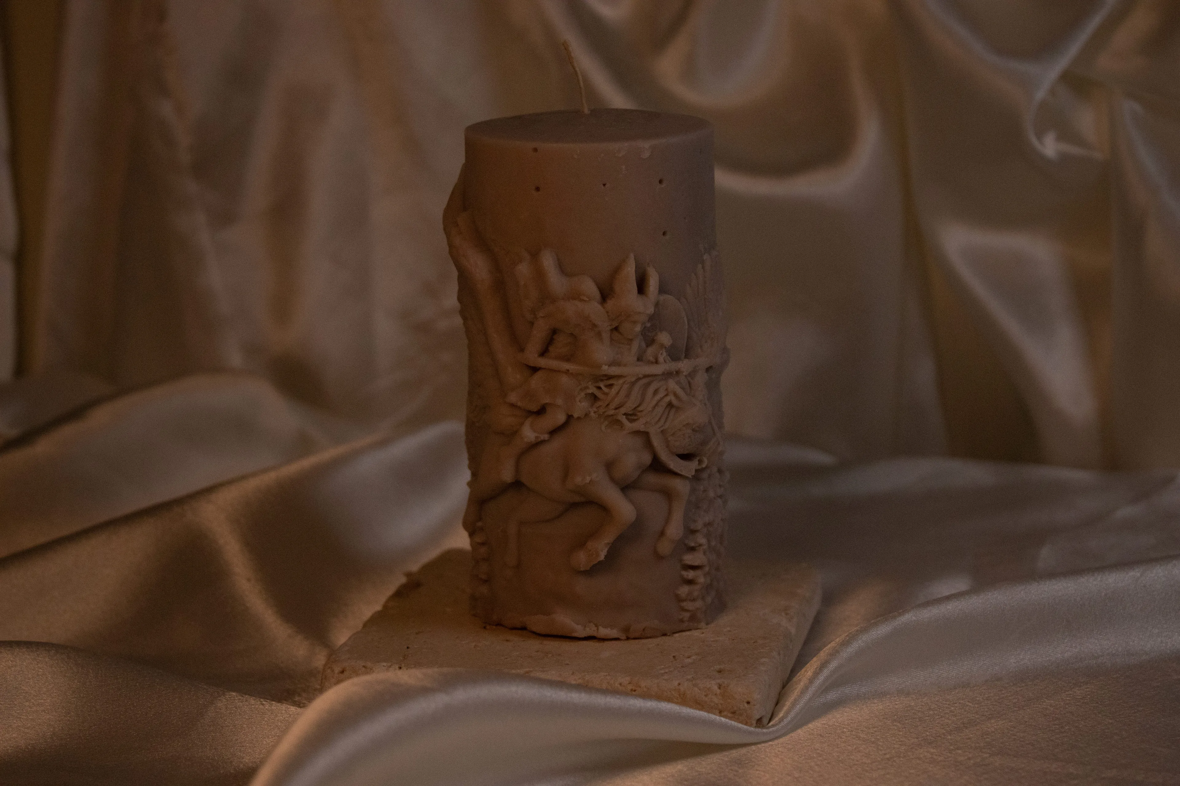 Valkyrie – Sanatsal Soy Wax Heykel Mum | El Yapımı Dekoratif