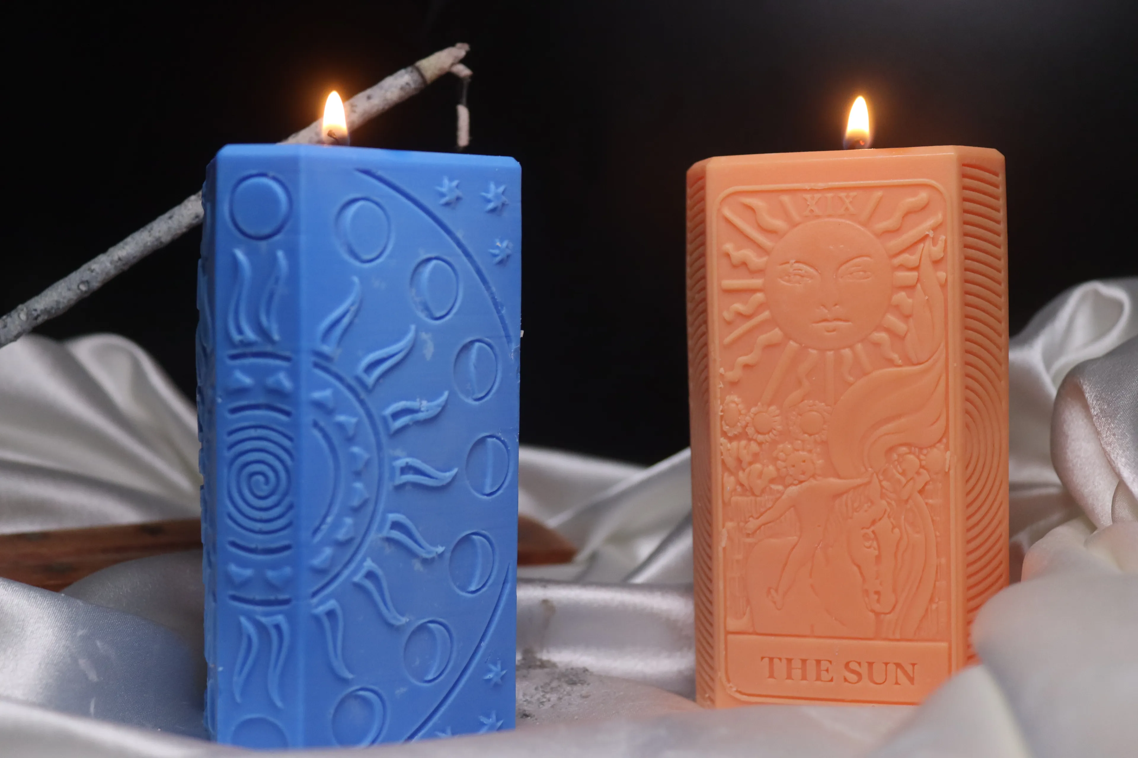 The Sun & The Moon – Tarot Sanatsal Mum Seti (İki Parça)