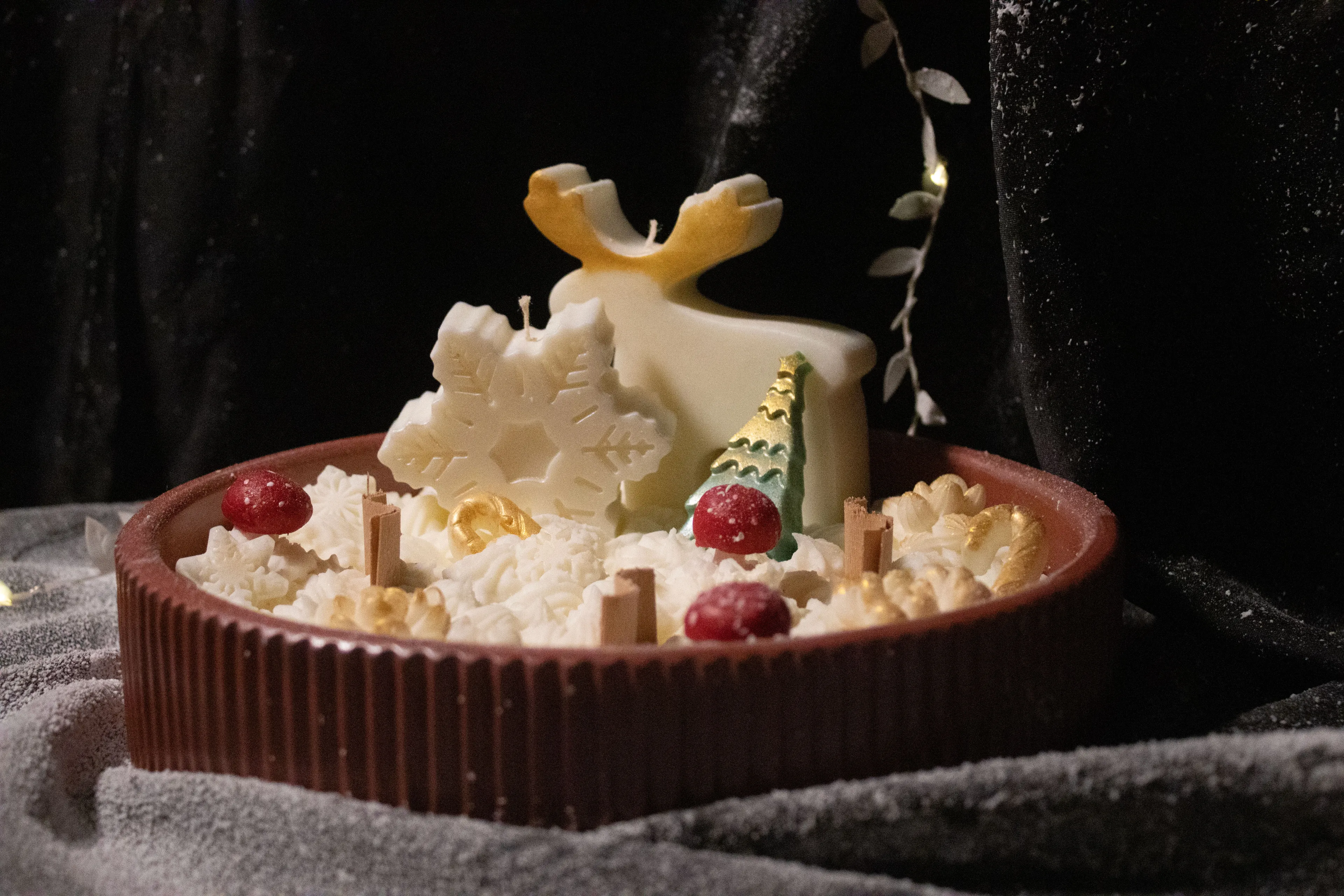 Golden Reindeer Forest – Christmas Soy Wax Dekoratif Bowl Candle | El Yapımı Yılbaşı Tasarımı