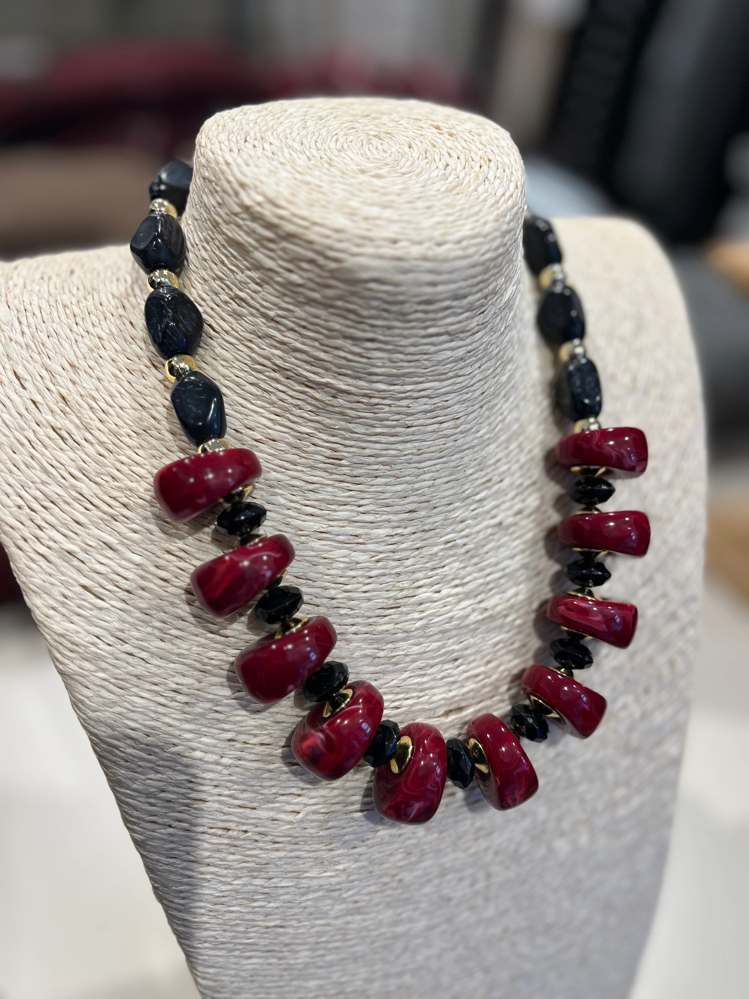 Kırmızı ve Siyah Boncuk Detaylı Kolye 