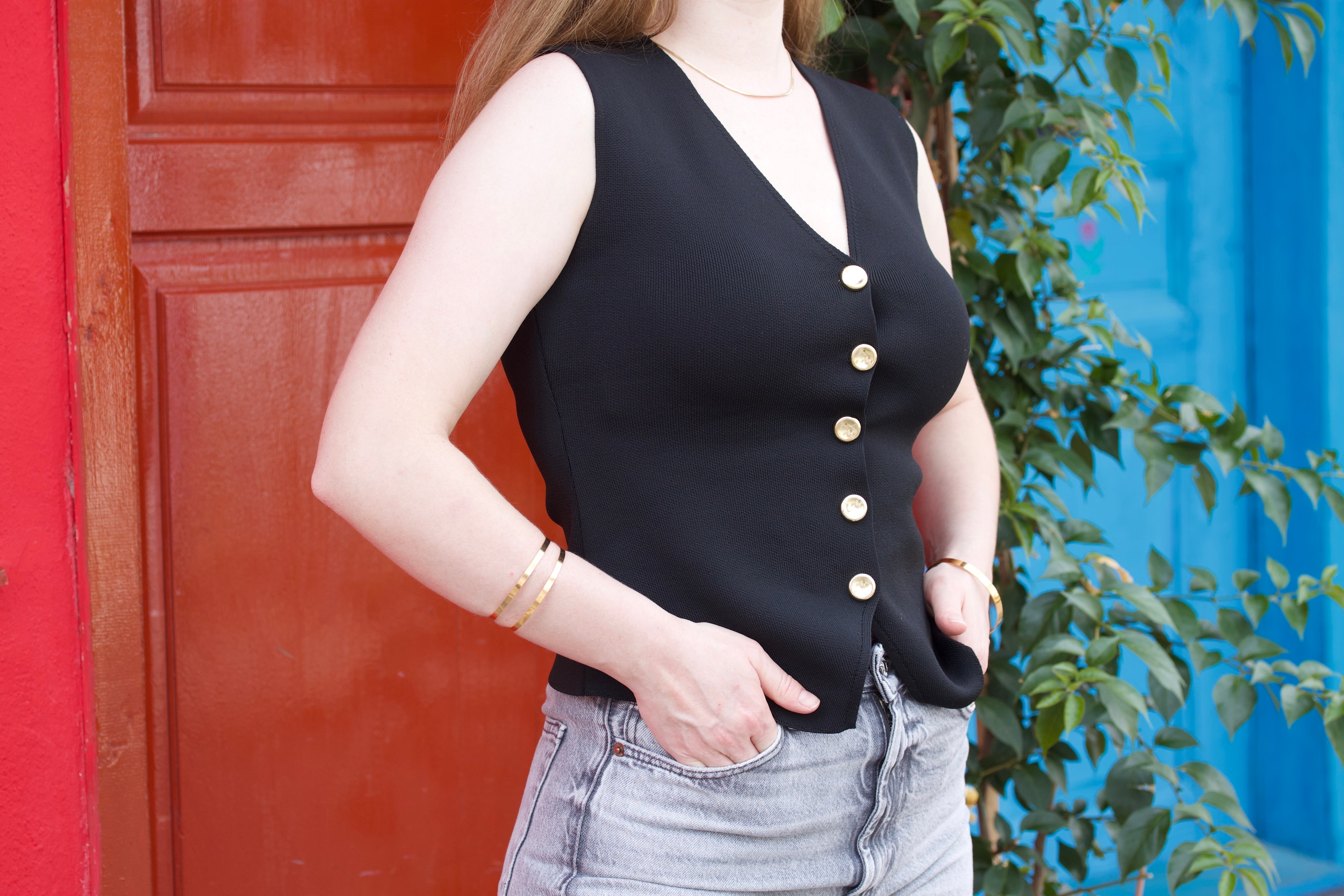 Siyah Gold Düğmeli Triko Yelek