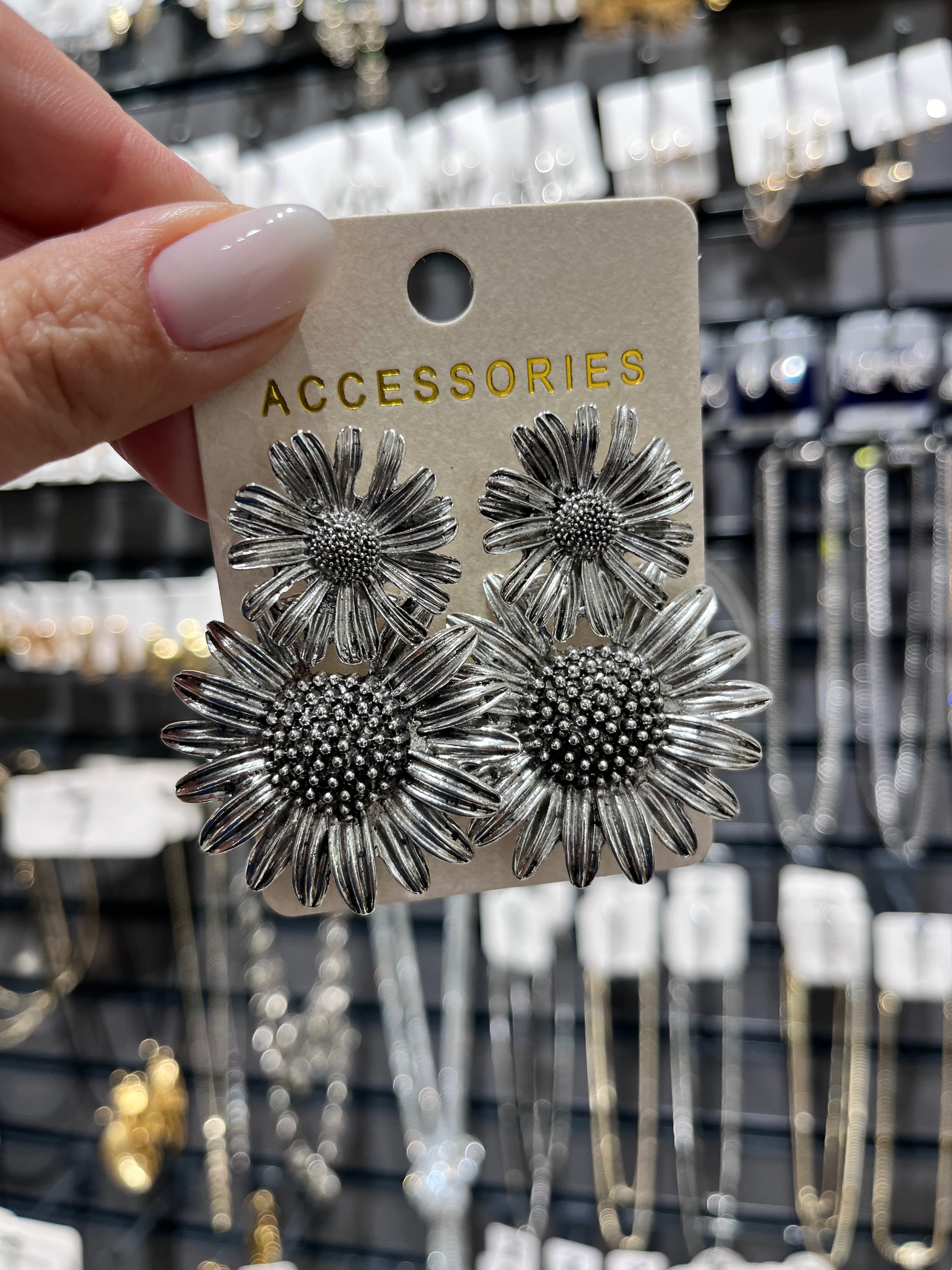 Gümüş Çiçek Detaylı Sallantılı Küpe 