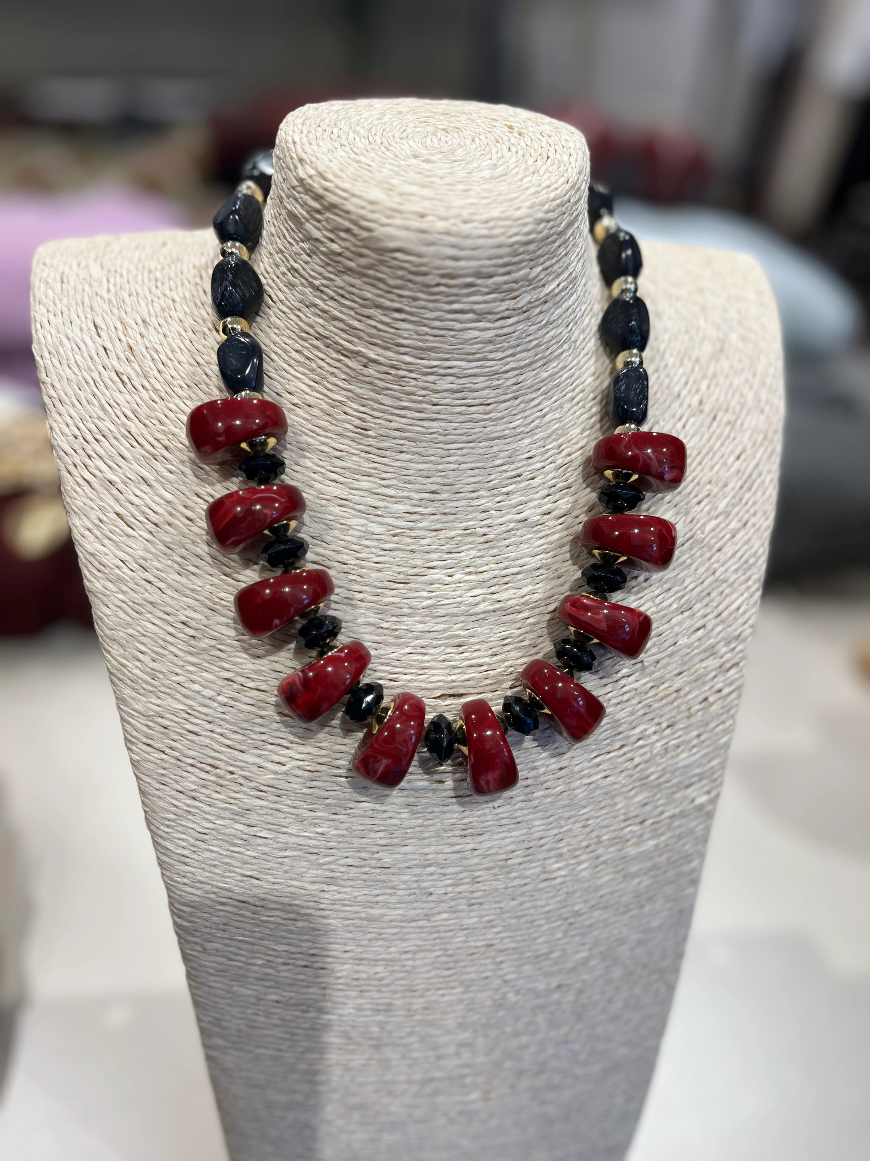 Kırmızı ve Siyah Boncuk Detaylı Kolye 