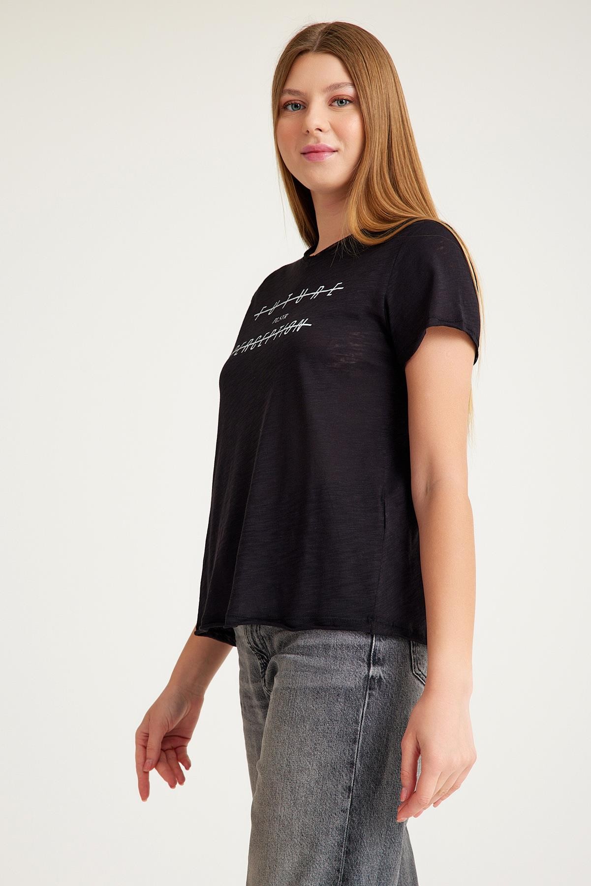 2093_Baskılı V Yaka Kısa Kollu T-shirt