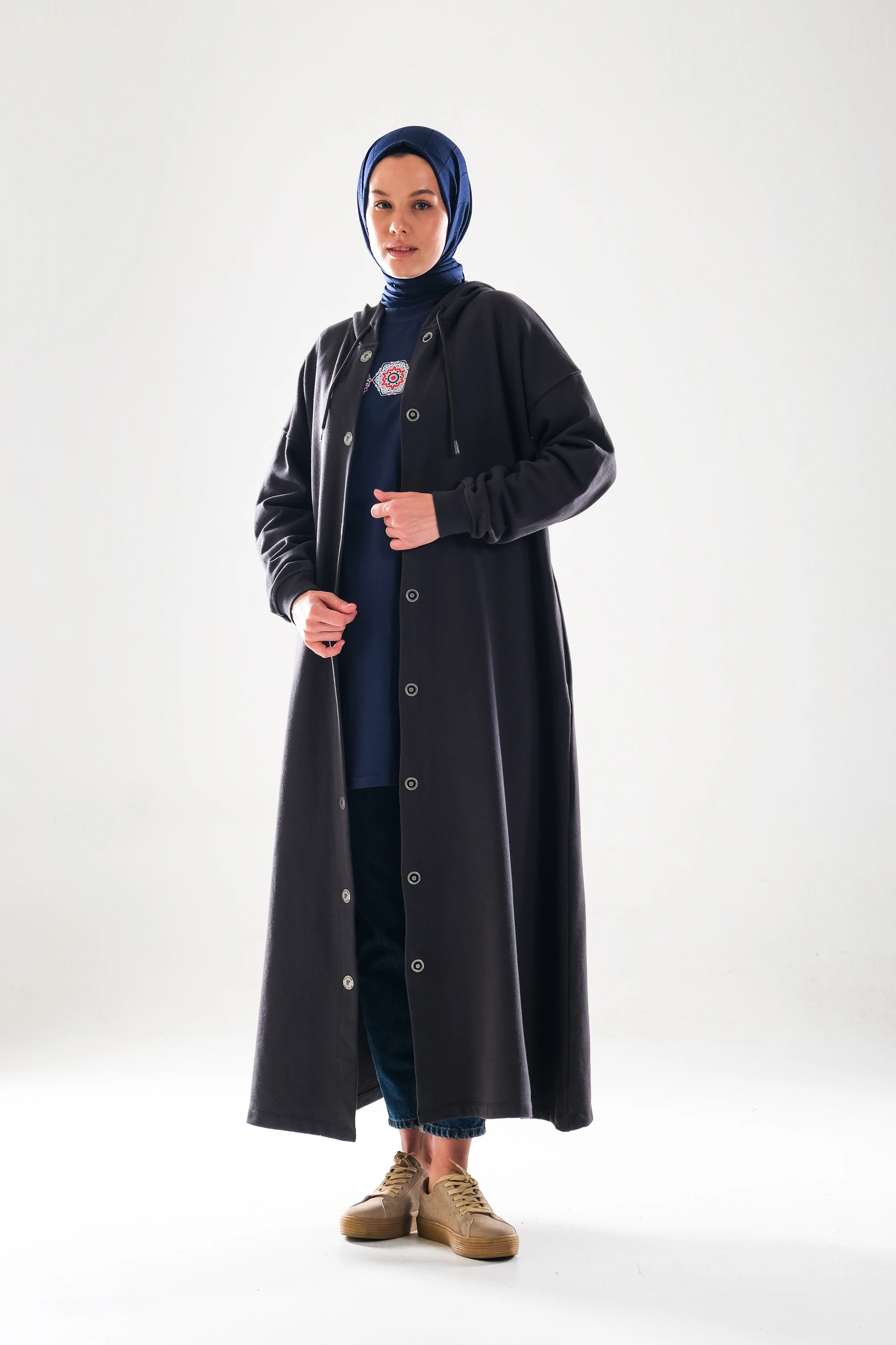 2274_Kadın Antrasit Gri Kapüşonlu Çıtçıtlı 3 İplik Uzun Kap – Oversize Cepli Mevsimlik Tesettür Dış Giyim