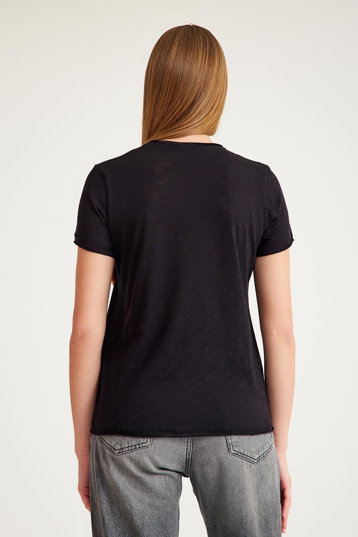 2093_Baskılı V Yaka Kısa Kollu T-shirt