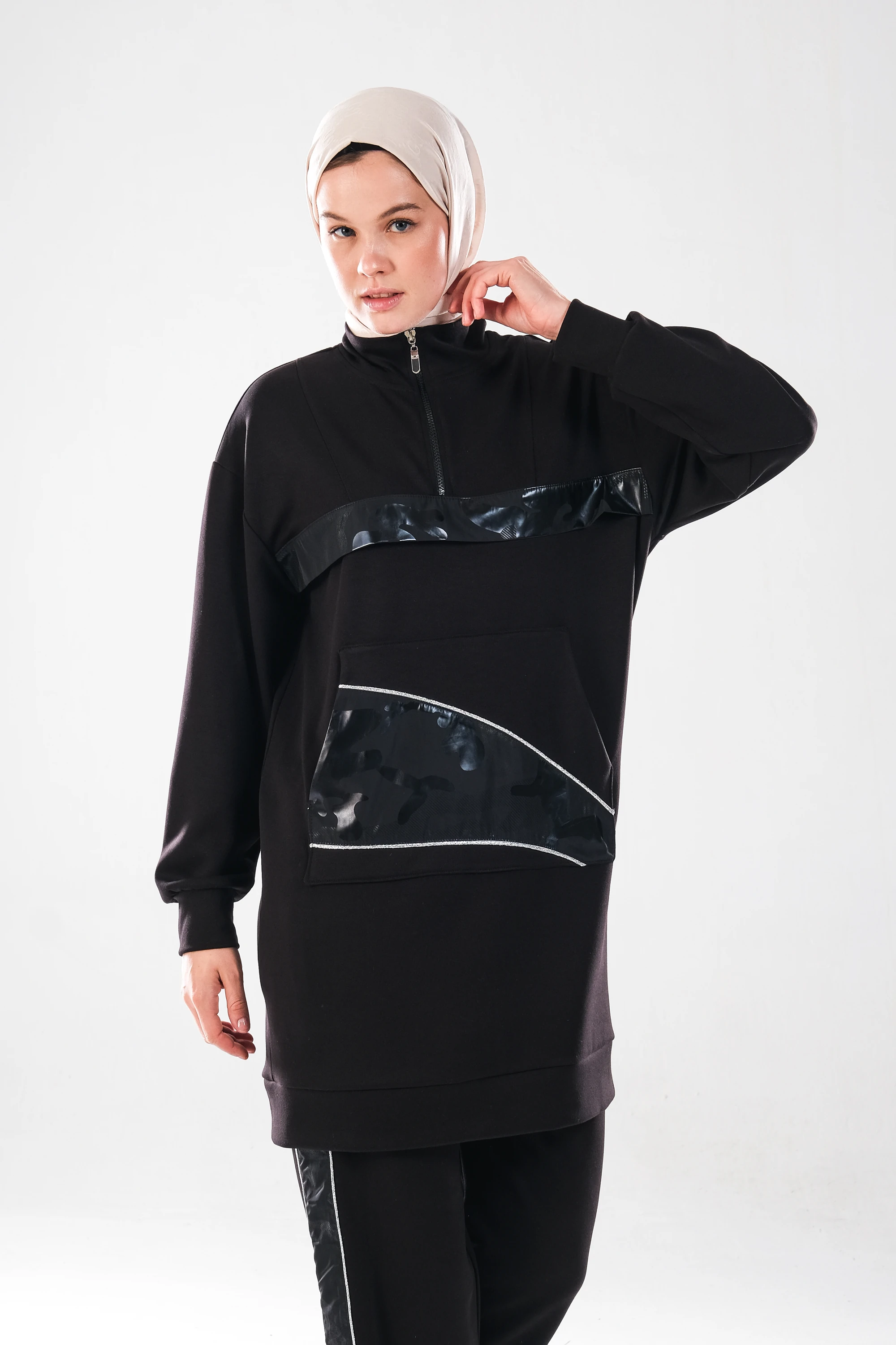 2280_Kadın Fermuarlı Dik Yaka, Gümüş Biye Detaylı, Spor Eşofman Takımı–Kanguru Cep, Şeritli Pantolon