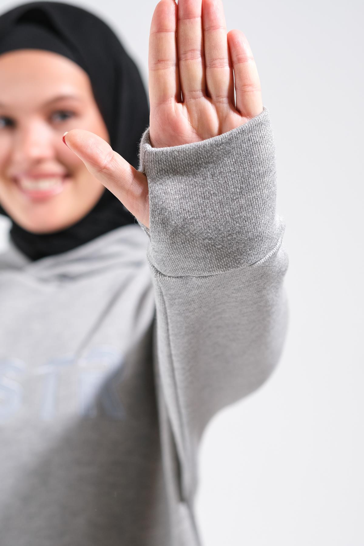 1596_Plistre Nakışlı Oversize Tesettür Sweatshirt Uzun ve Büyük Kalıp