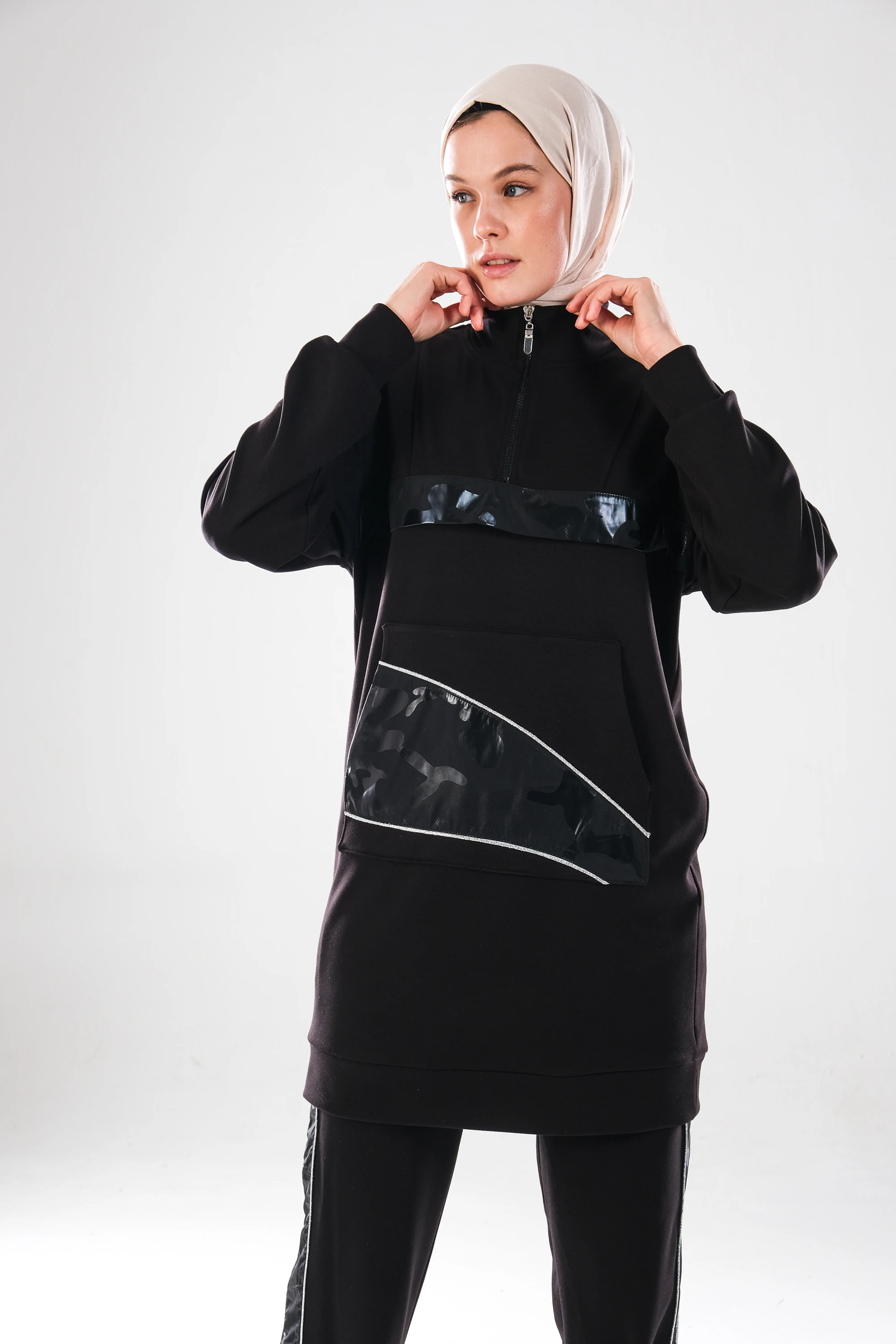 2280_Kadın Fermuarlı Dik Yaka, Gümüş Biye Detaylı, Spor Eşofman Takımı–Kanguru Cep, Şeritli Pantolon